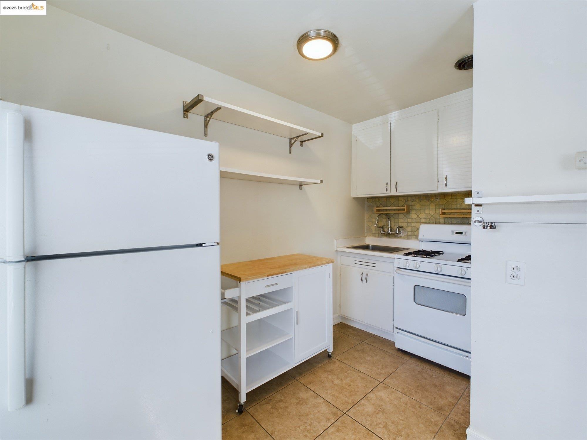 Detail Gallery Image 7 of 12 For 3811 Opal St, Oakland,  CA 94609 - 1 Beds | 1 Baths