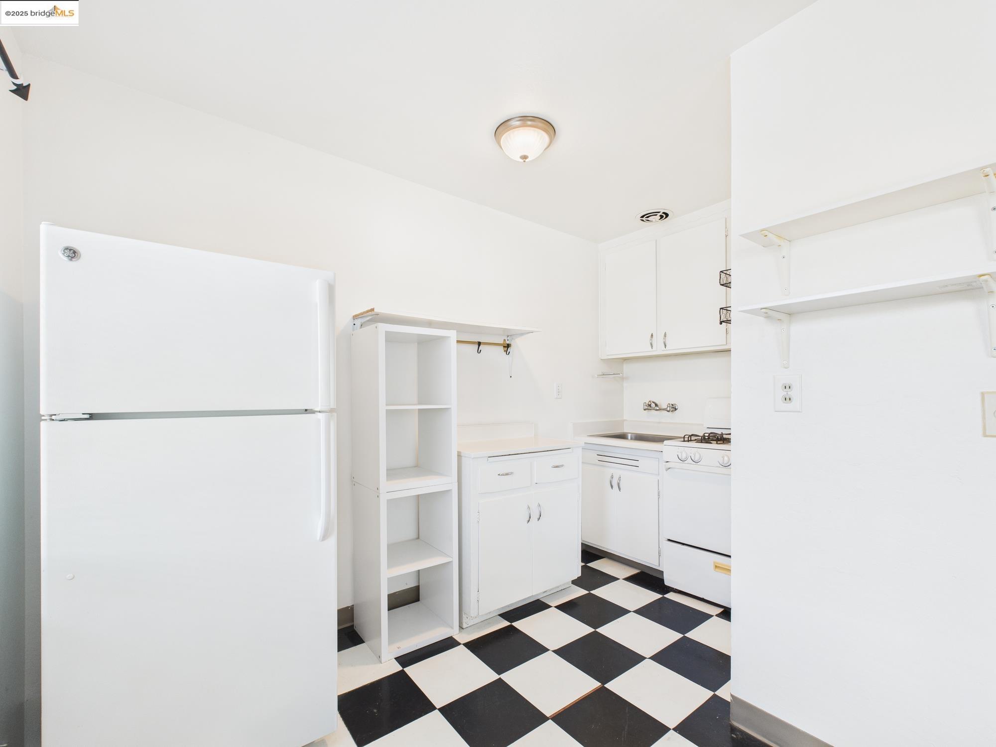 Detail Gallery Image 9 of 17 For 3811 Opal St, Oakland,  CA 94609 - 1 Beds | 1 Baths