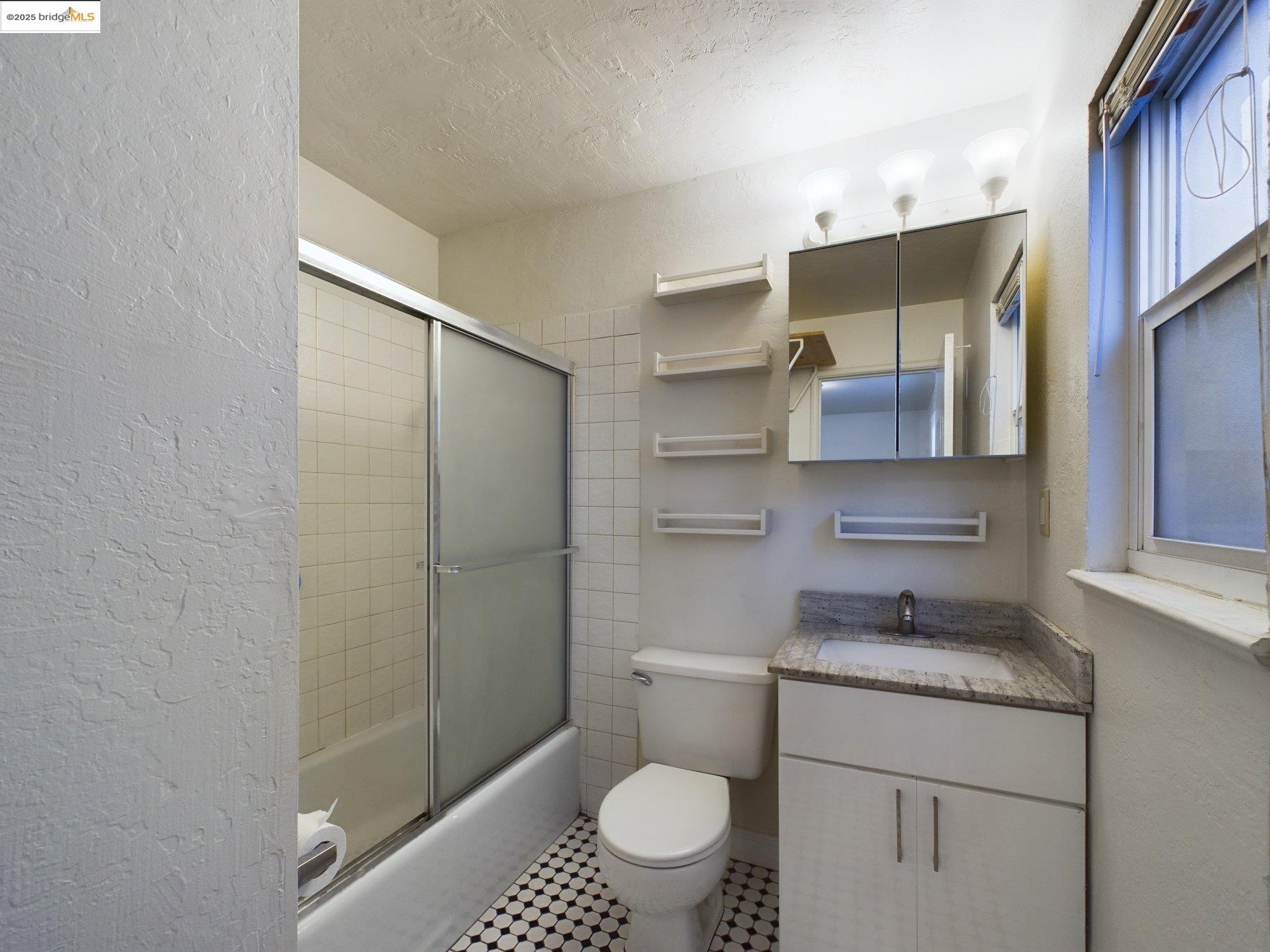 Detail Gallery Image 10 of 12 For 3811 Opal St, Oakland,  CA 94609 - 1 Beds | 1 Baths