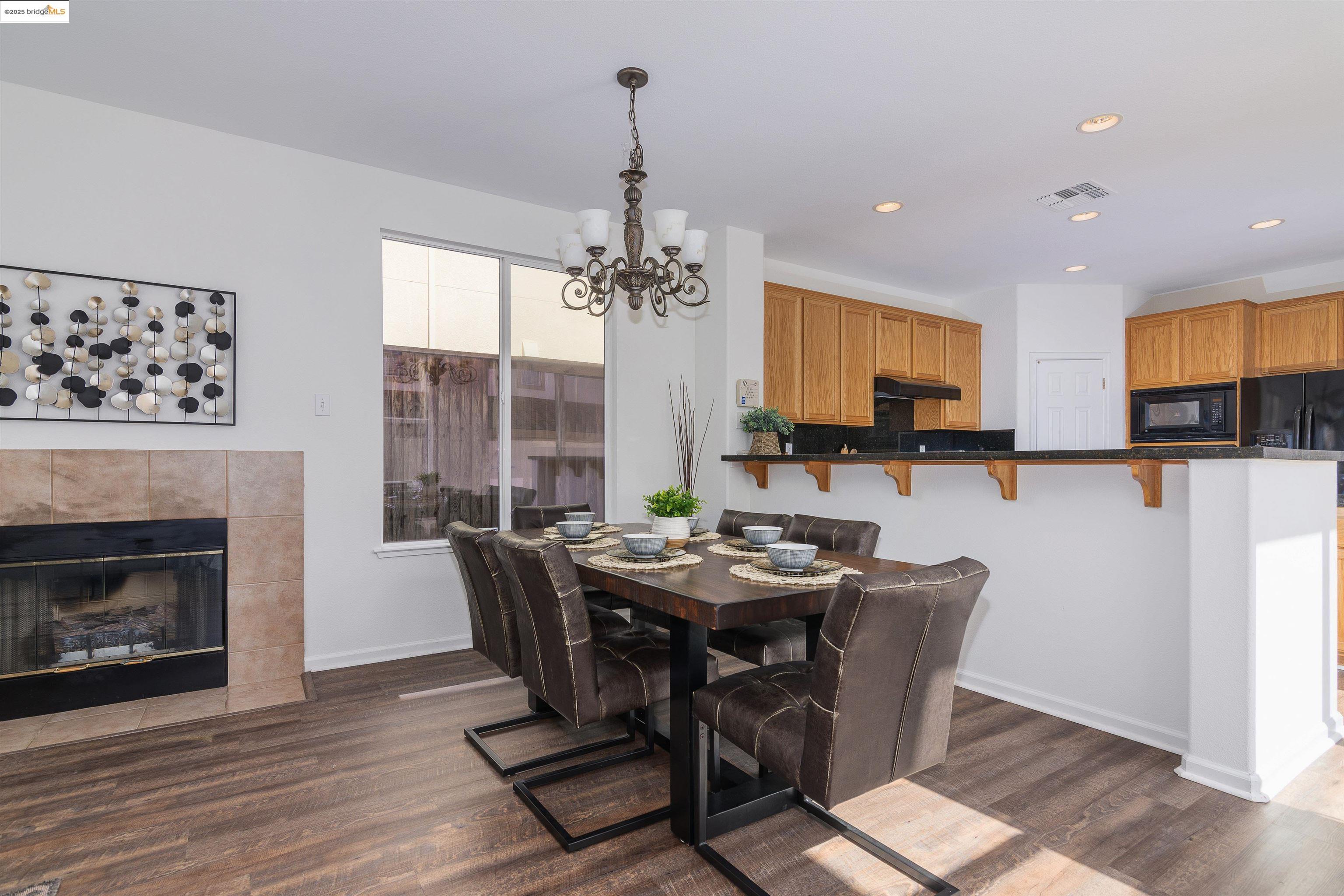 Detail Gallery Image 12 of 29 For 411 Canyon Ct, Vallejo,  CA 94591 - 3 Beds | 2/1 Baths