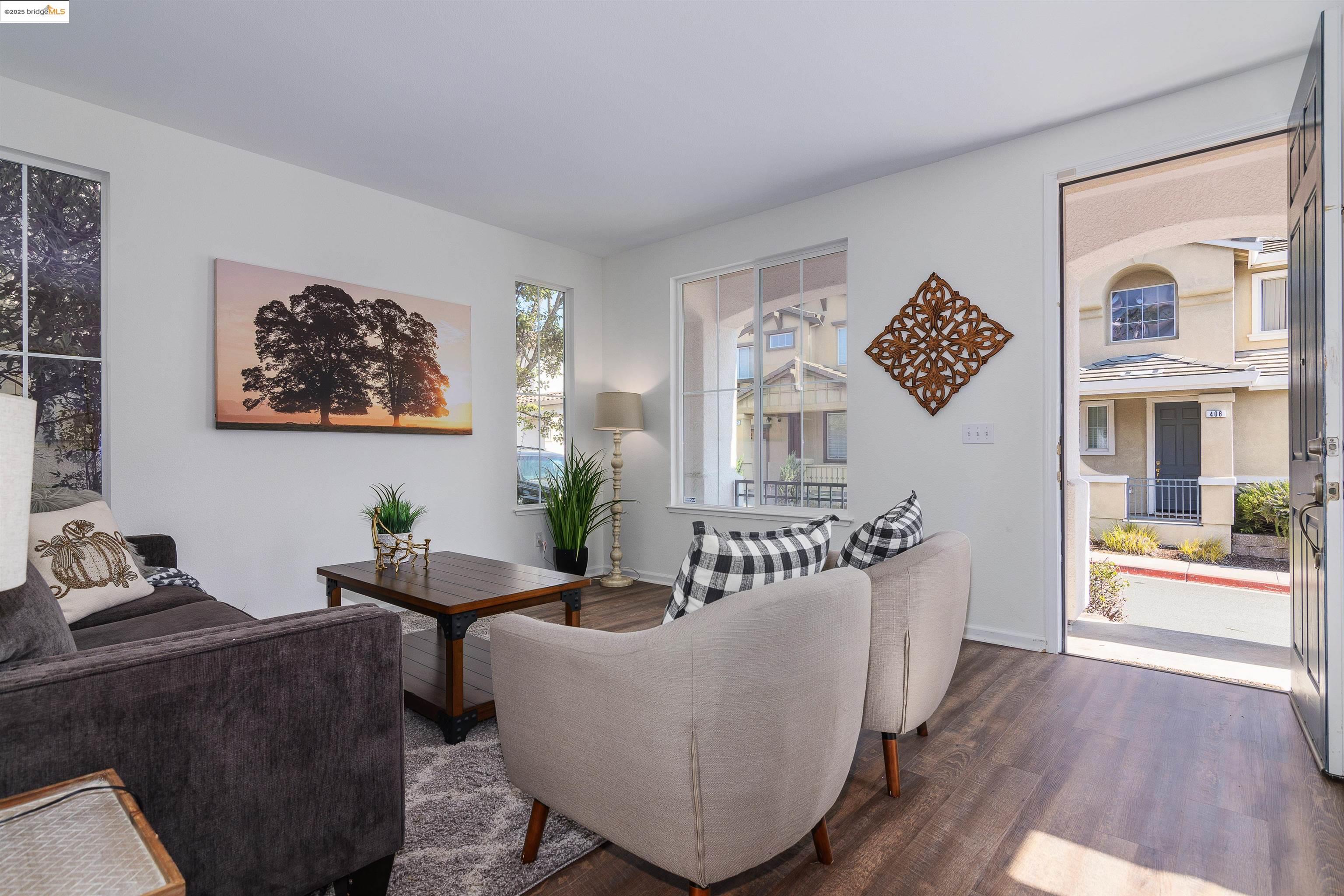 Detail Gallery Image 3 of 29 For 411 Canyon Ct, Vallejo,  CA 94591 - 3 Beds | 2/1 Baths