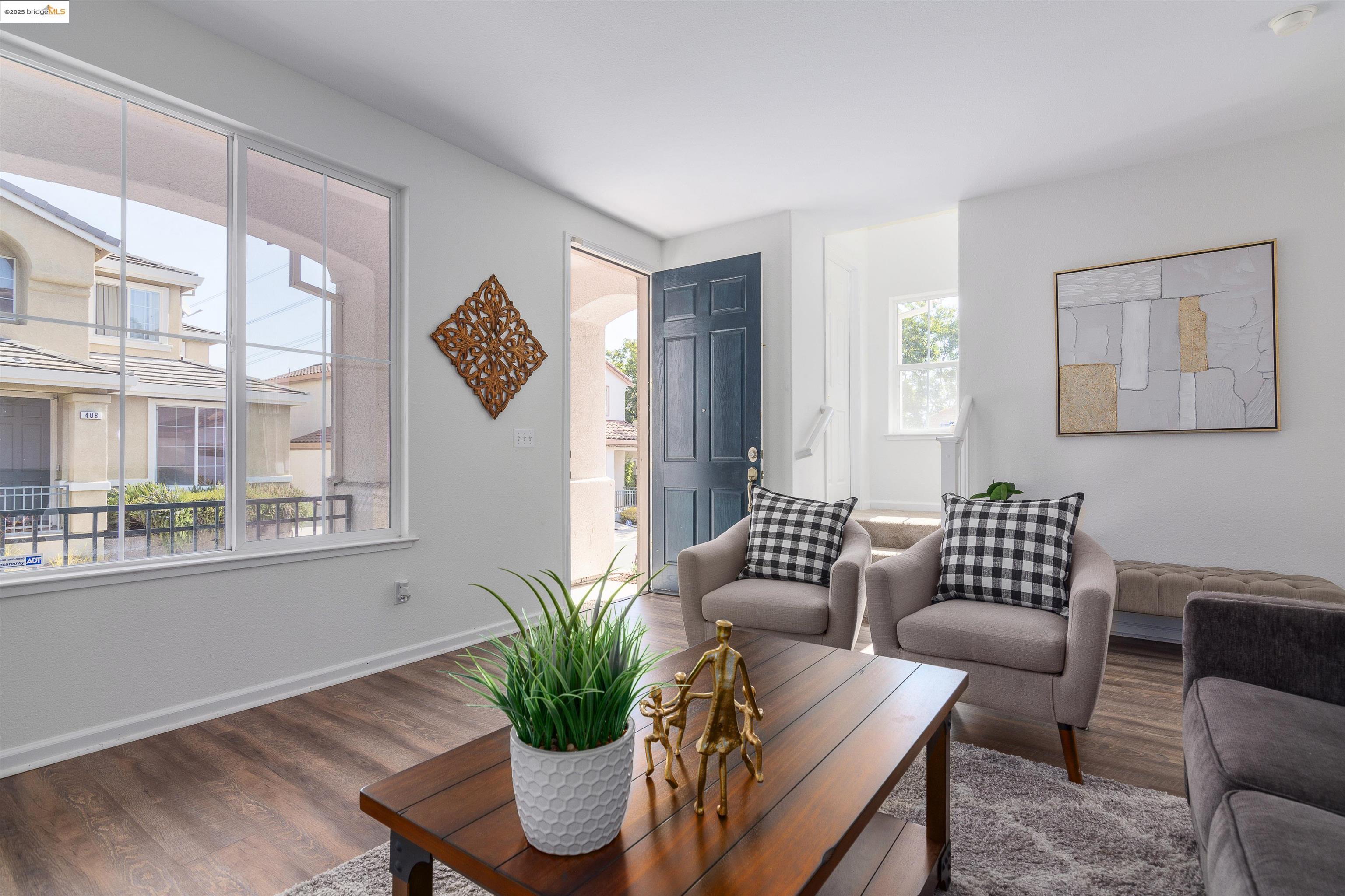 Detail Gallery Image 4 of 29 For 411 Canyon Ct, Vallejo,  CA 94591 - 3 Beds | 2/1 Baths