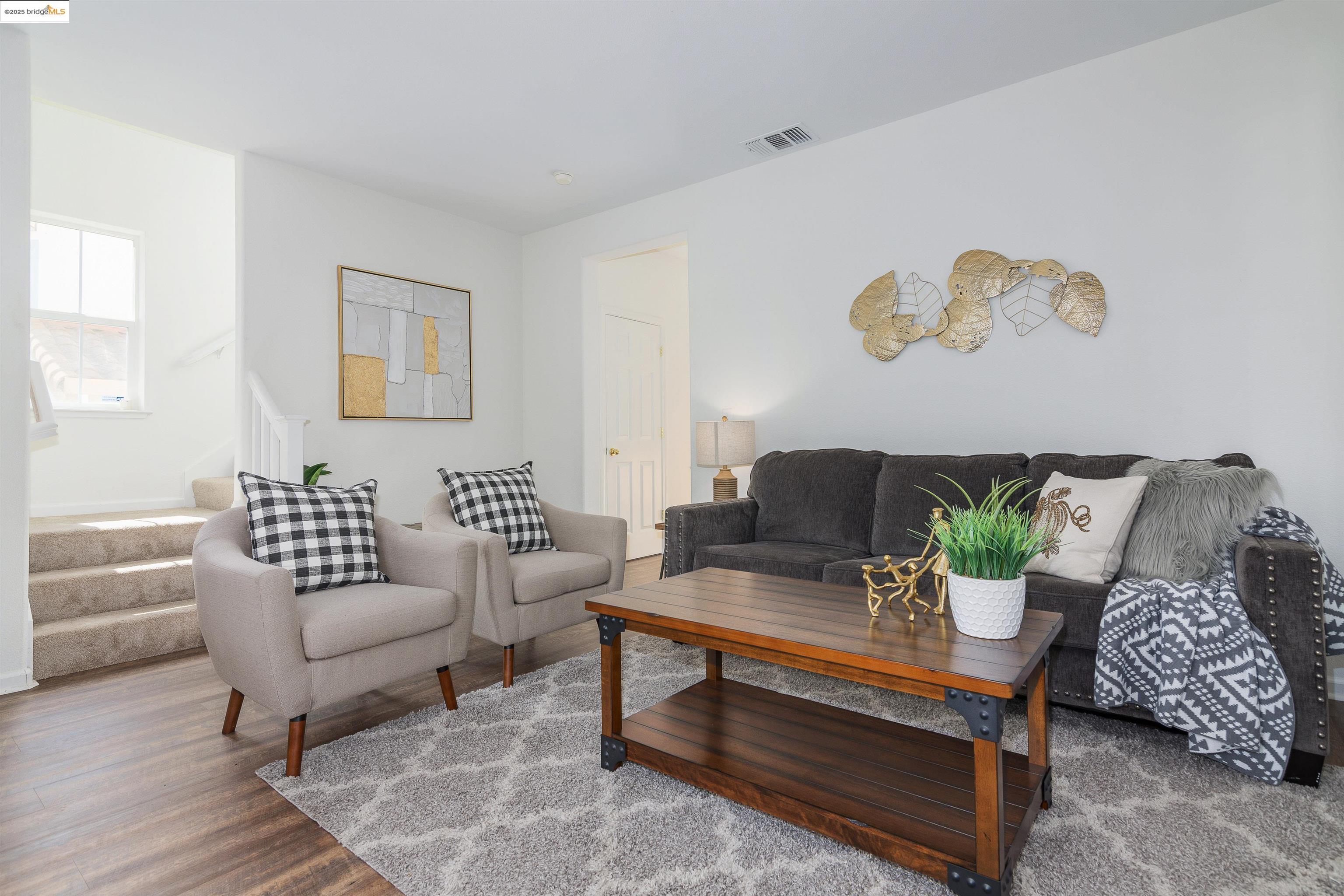 Detail Gallery Image 5 of 29 For 411 Canyon Ct, Vallejo,  CA 94591 - 3 Beds | 2/1 Baths