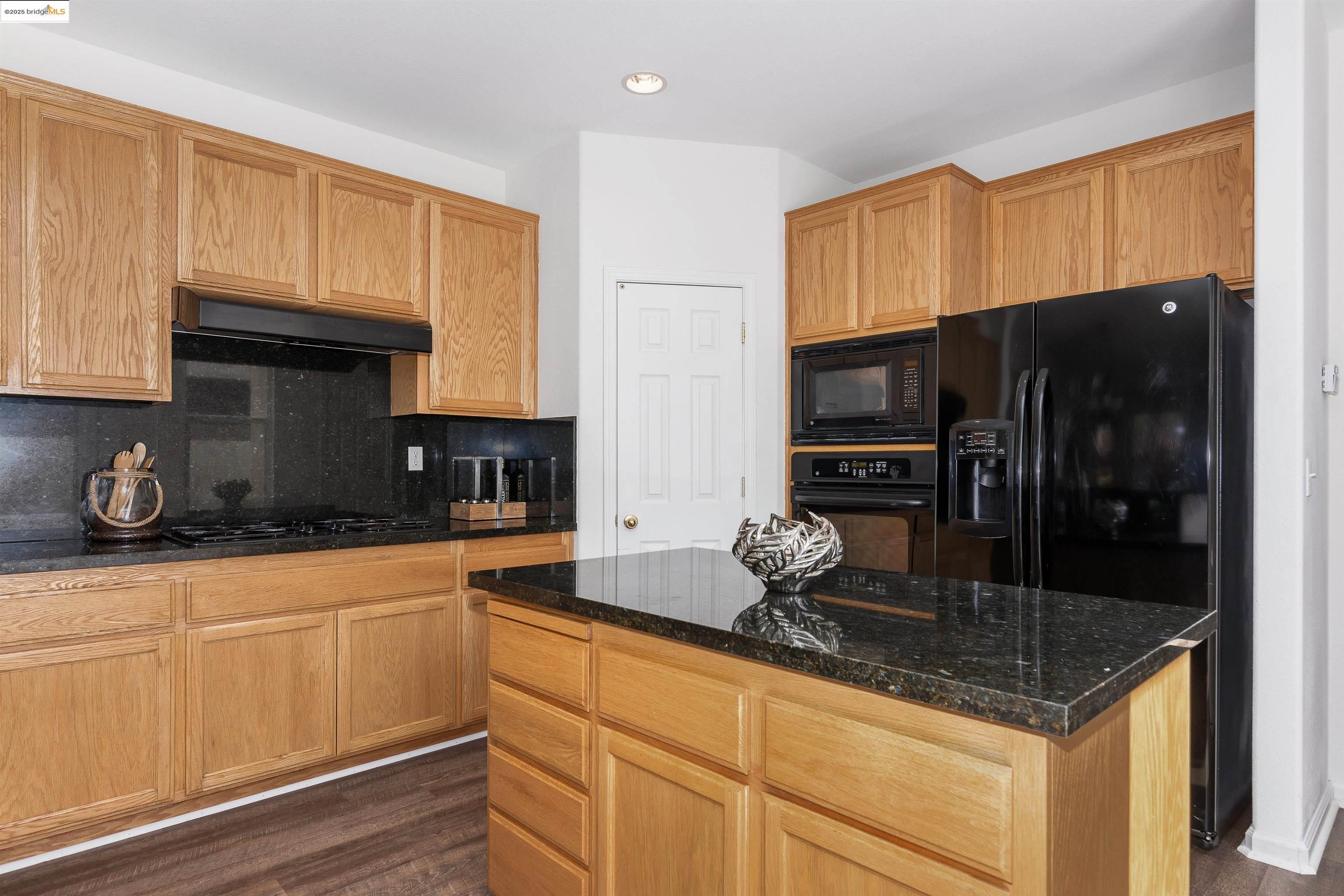 Detail Gallery Image 8 of 29 For 411 Canyon Ct, Vallejo,  CA 94591 - 3 Beds | 2/1 Baths