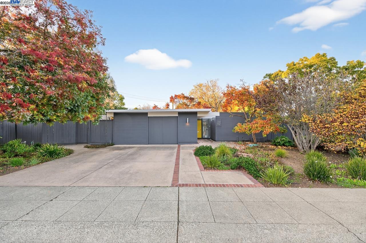 Detail Gallery Image 2 of 42 For 3482 Kenneth Dr, Palo Alto,  CA 94303 - 5 Beds | 2 Baths