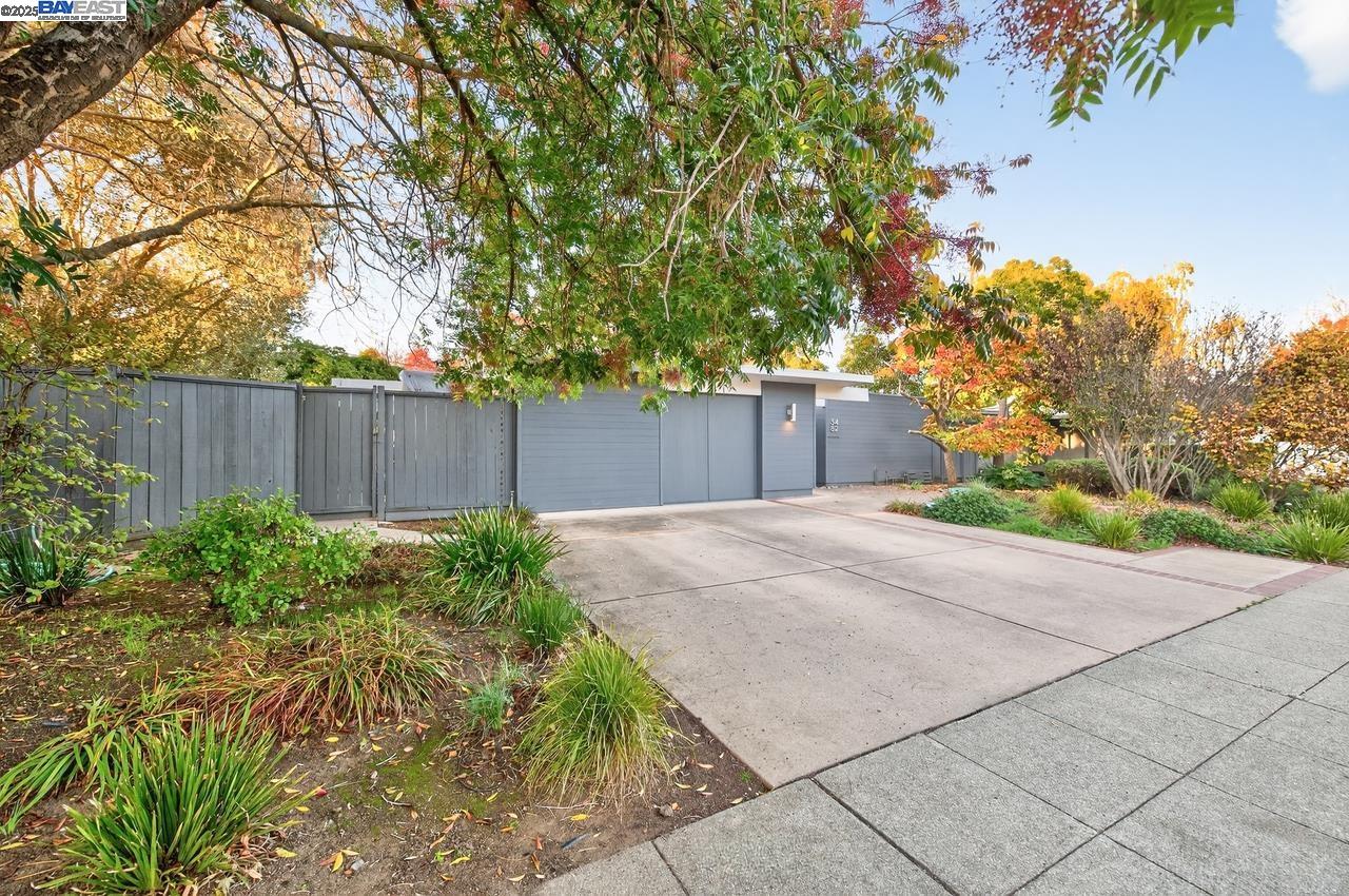 Detail Gallery Image 3 of 42 For 3482 Kenneth Dr, Palo Alto,  CA 94303 - 5 Beds | 2 Baths