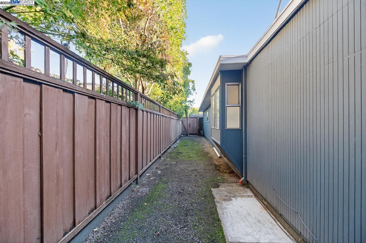 Detail Gallery Image 37 of 42 For 3482 Kenneth Dr, Palo Alto,  CA 94303 - 5 Beds | 2 Baths