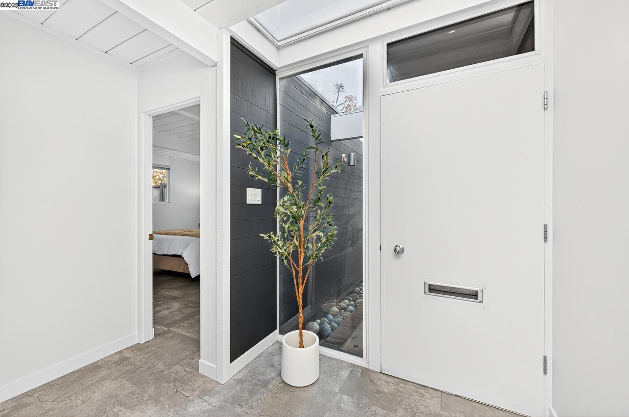 Detail Gallery Image 6 of 42 For 3482 Kenneth Dr, Palo Alto,  CA 94303 - 5 Beds | 2 Baths