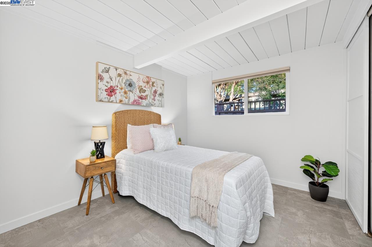 Detail Gallery Image 9 of 42 For 3482 Kenneth Dr, Palo Alto,  CA 94303 - 5 Beds | 2 Baths