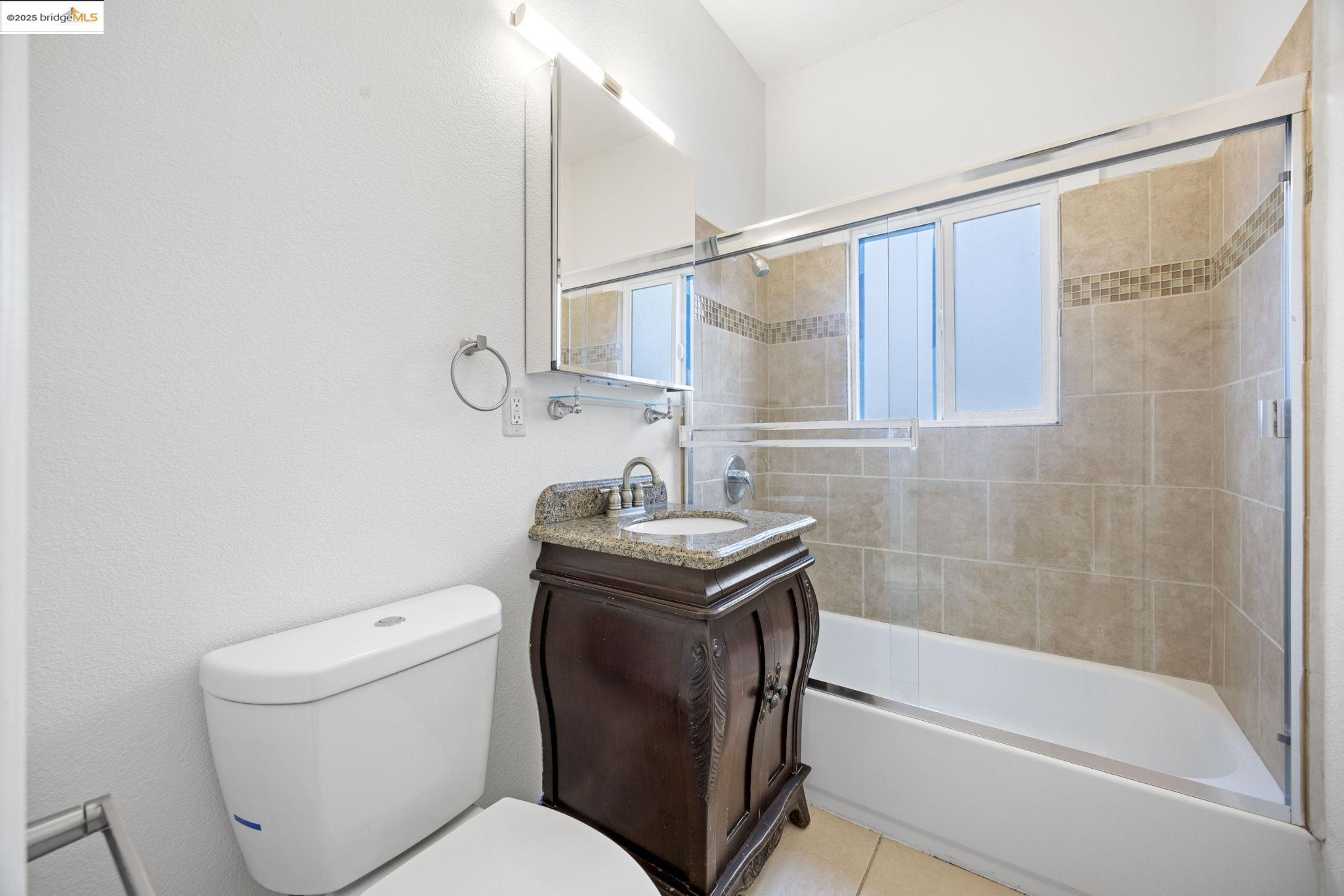Detail Gallery Image 13 of 21 For 685 37th Street #687,  Oakland,  CA 94609 - 2 Beds | 1 Baths