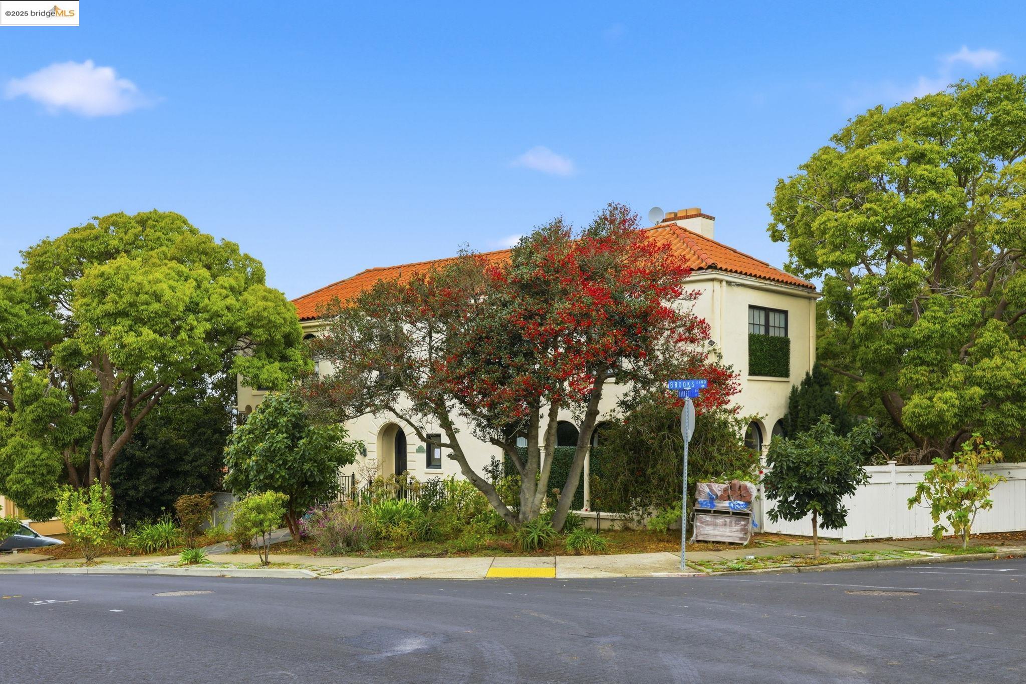 Detail Gallery Image 2 of 28 For 5449 Barrett Ave, El Cerrito,  CA 94530 - 4 Beds | 4/1 Baths