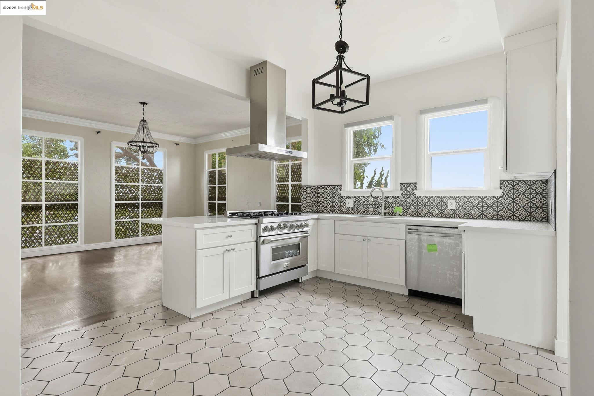 Detail Gallery Image 17 of 28 For 5449 Barrett Ave, El Cerrito,  CA 94530 - 4 Beds | 4/1 Baths