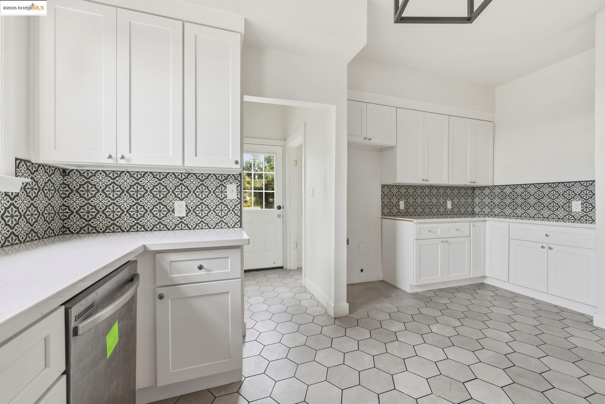 Detail Gallery Image 17 of 29 For 5449 Barrett Ave, El Cerrito,  CA 94530 - 4 Beds | 4/1 Baths