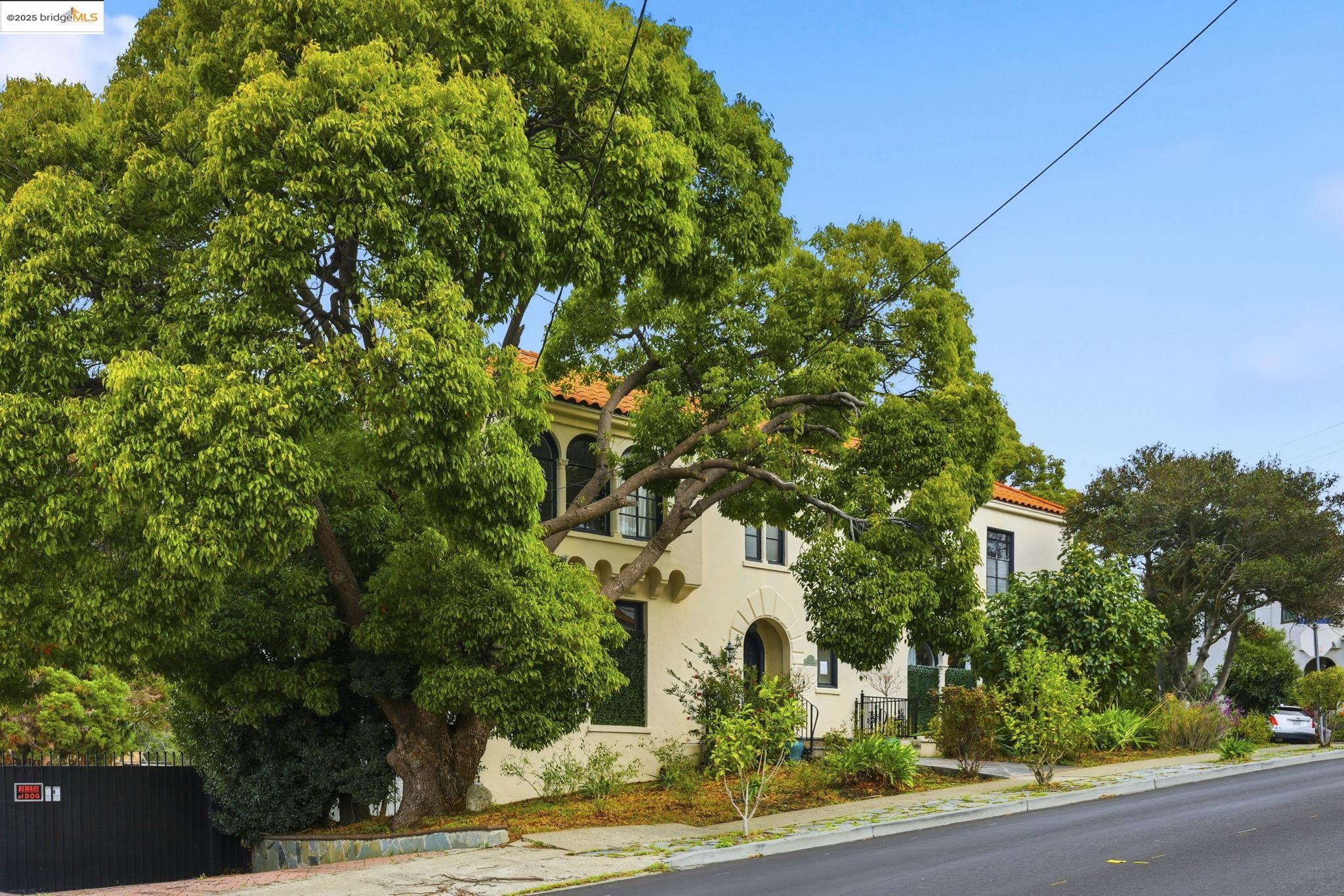 Detail Gallery Image 3 of 28 For 5449 Barrett Ave, El Cerrito,  CA 94530 - 4 Beds | 4/1 Baths