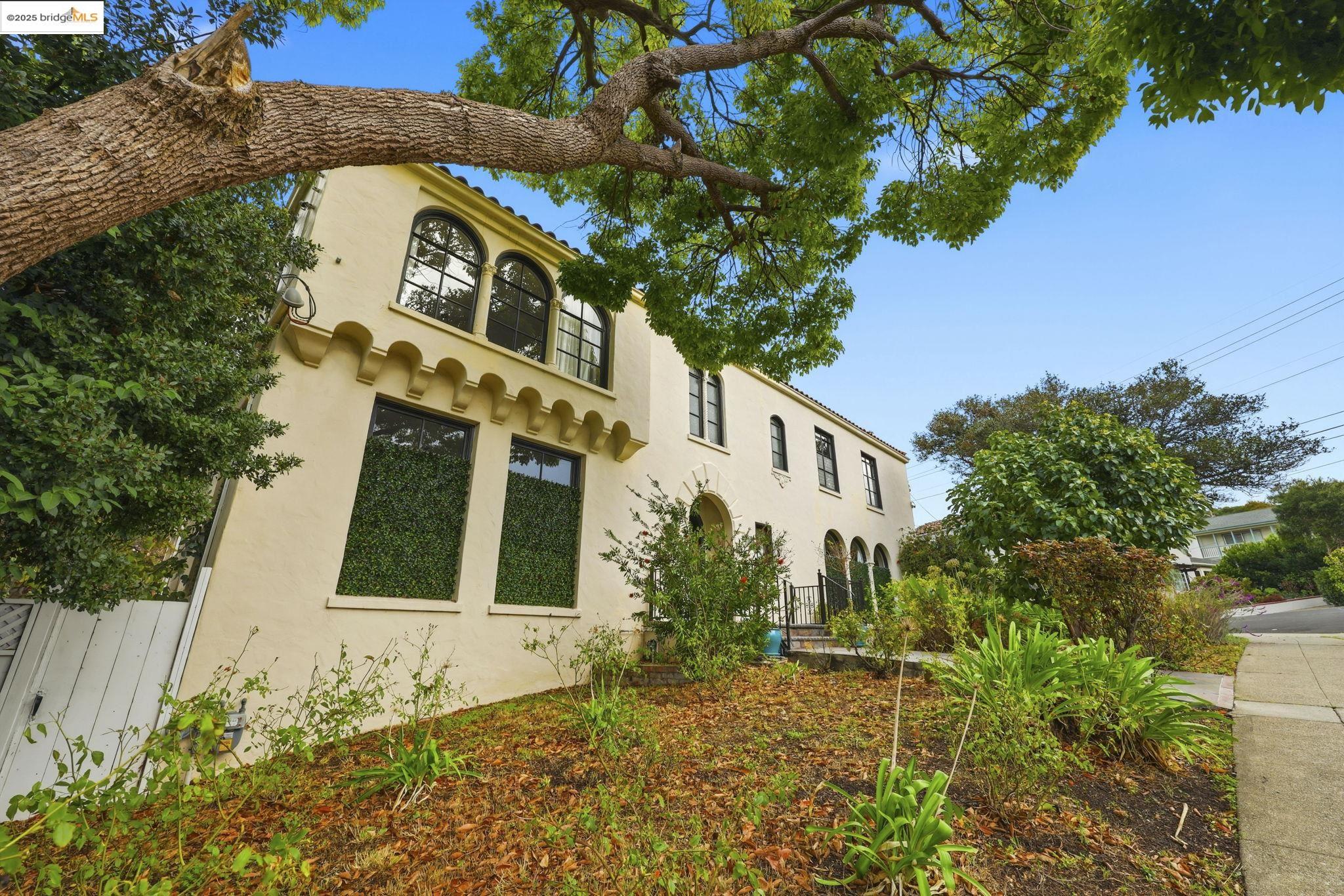 Detail Gallery Image 3 of 29 For 5449 Barrett Ave, El Cerrito,  CA 94530 - 4 Beds | 4/1 Baths