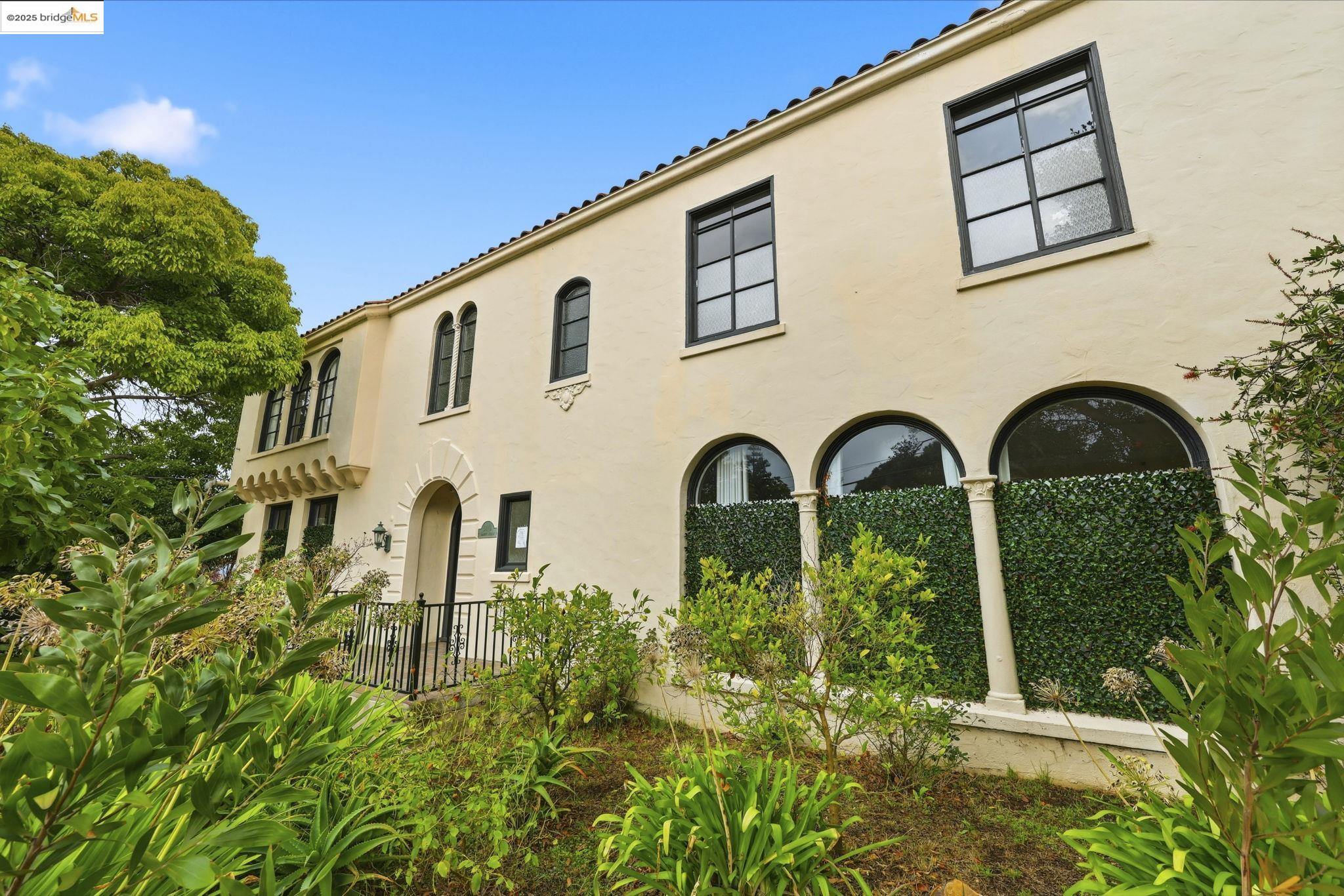 Detail Gallery Image 4 of 29 For 5449 Barrett Ave, El Cerrito,  CA 94530 - 4 Beds | 4/1 Baths