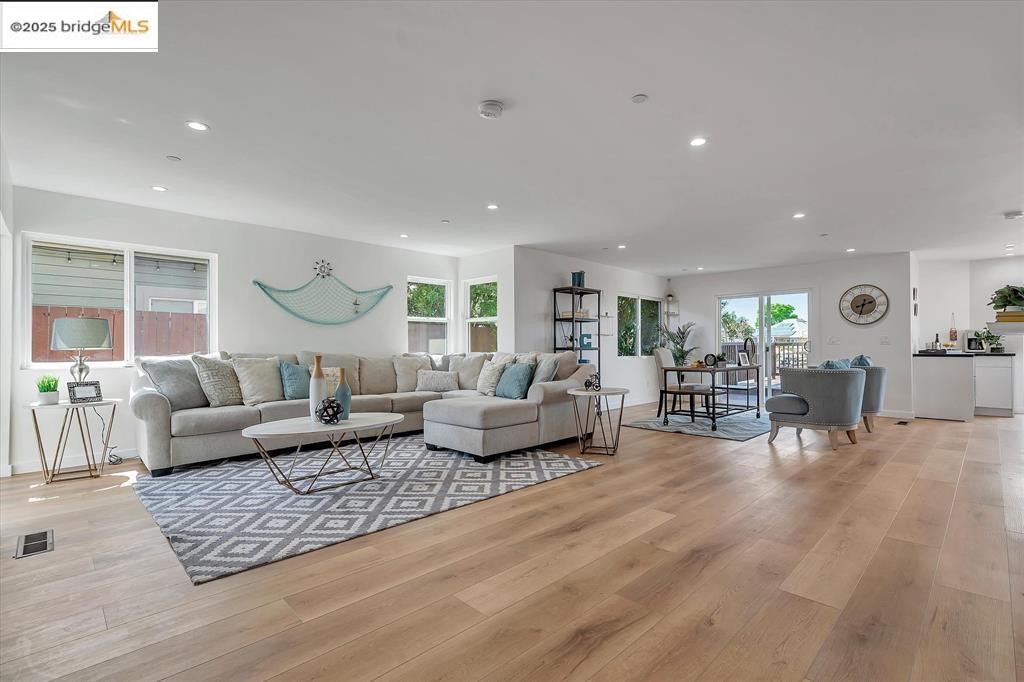 Detail Gallery Image 2 of 34 For 1642 Dune Point Ct, Discovery Bay,  CA 94505 - 6 Beds | 4/1 Baths