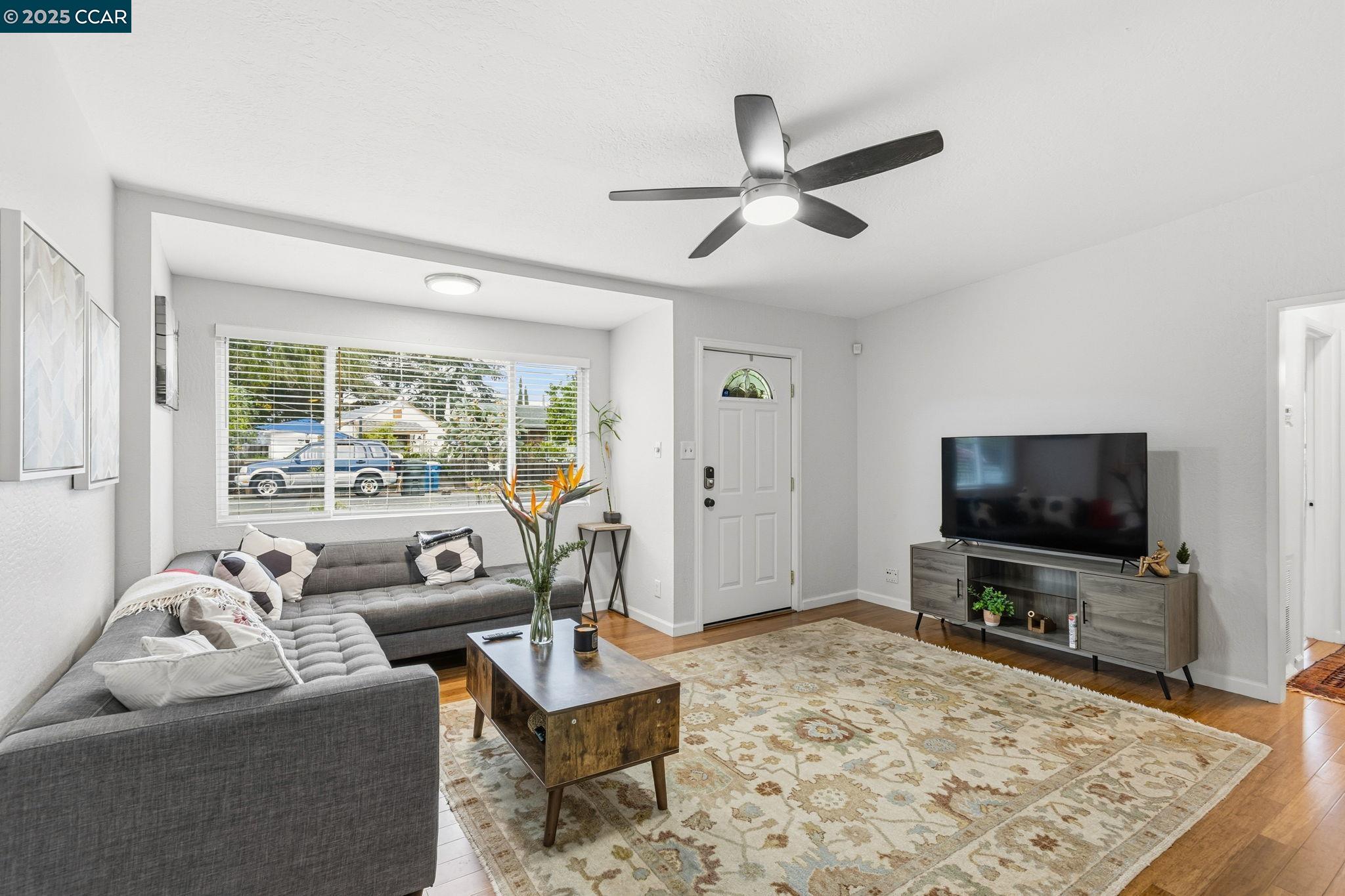 Detail Gallery Image 4 of 39 For 31 Adelaide Dr, Martinez,  CA 94553 - 2 Beds | 2 Baths