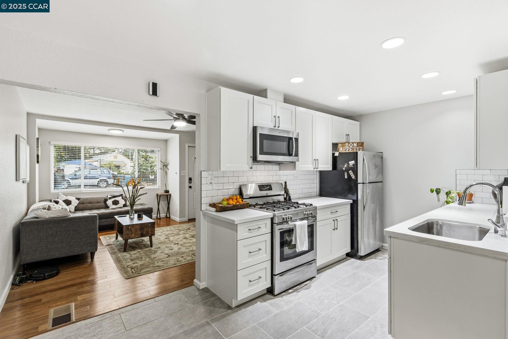 Detail Gallery Image 8 of 39 For 31 Adelaide Dr, Martinez,  CA 94553 - 2 Beds | 2 Baths