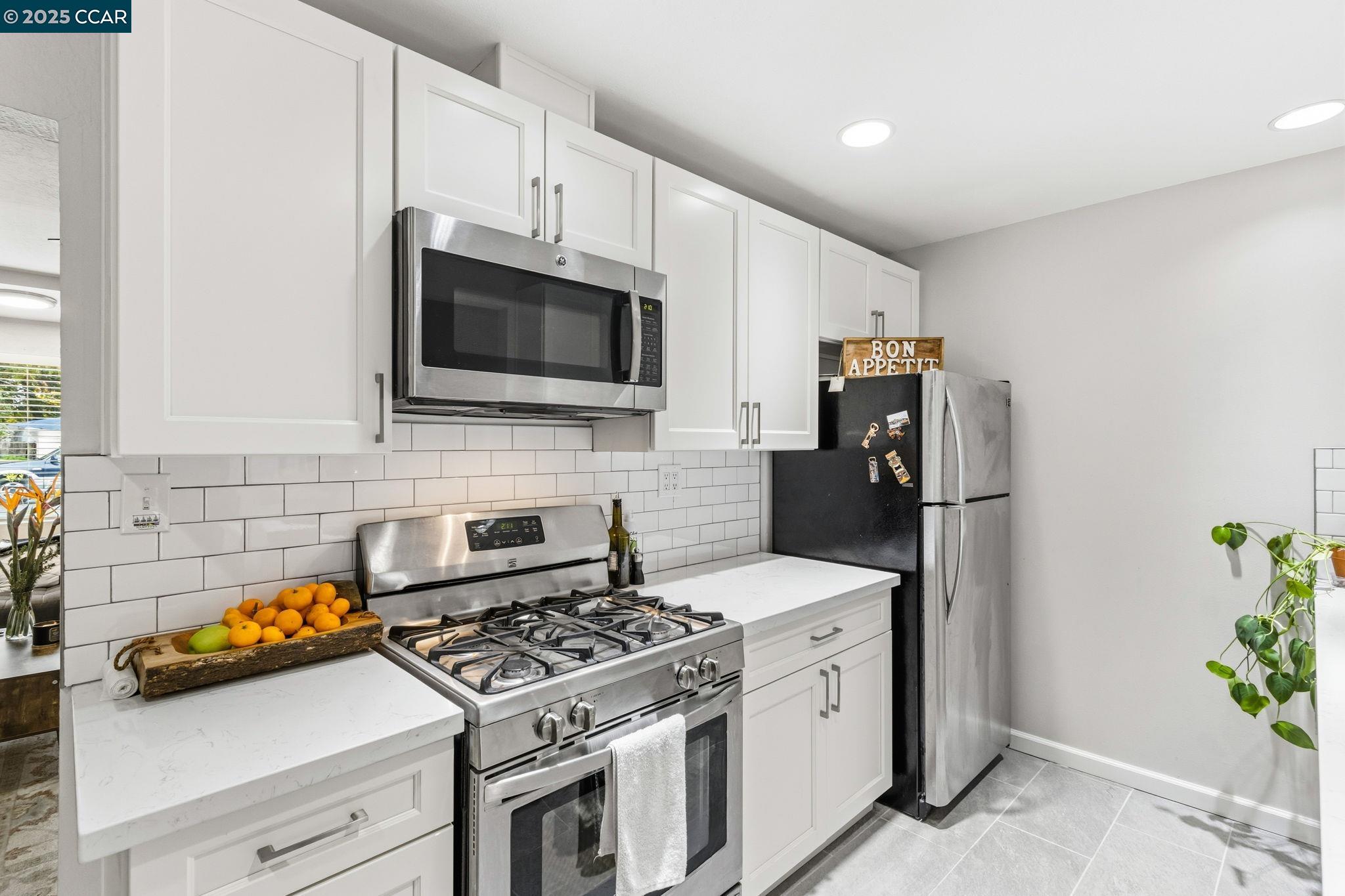 Detail Gallery Image 9 of 39 For 31 Adelaide Dr, Martinez,  CA 94553 - 2 Beds | 2 Baths