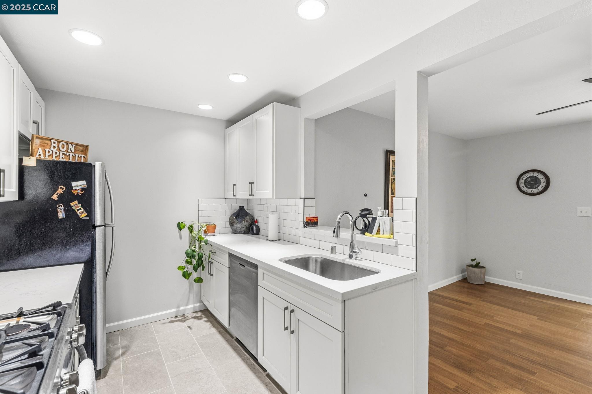 Detail Gallery Image 10 of 39 For 31 Adelaide Dr, Martinez,  CA 94553 - 2 Beds | 2 Baths