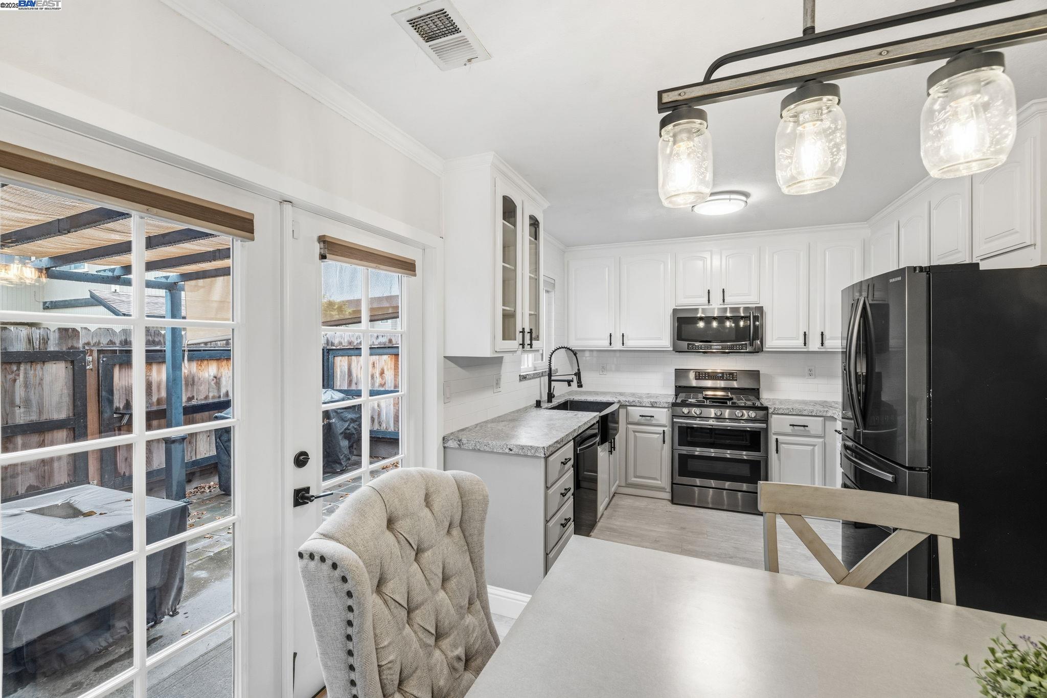 Detail Gallery Image 13 of 31 For 801 Nash Rd #G4,  Hollister,  CA 95023 - 3 Beds | 2/1 Baths