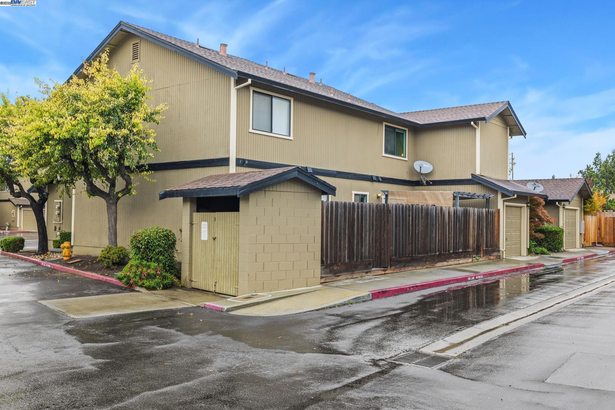 Detail Gallery Image 3 of 31 For 801 Nash Rd #G4,  Hollister,  CA 95023 - 3 Beds | 2/1 Baths