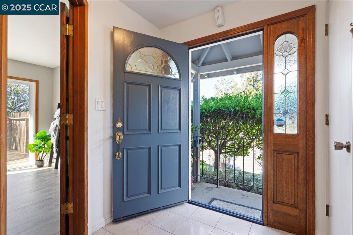 Detail Gallery Image 5 of 51 For 207 Midway Dr, Martinez,  CA 94553 - 4 Beds | 3 Baths