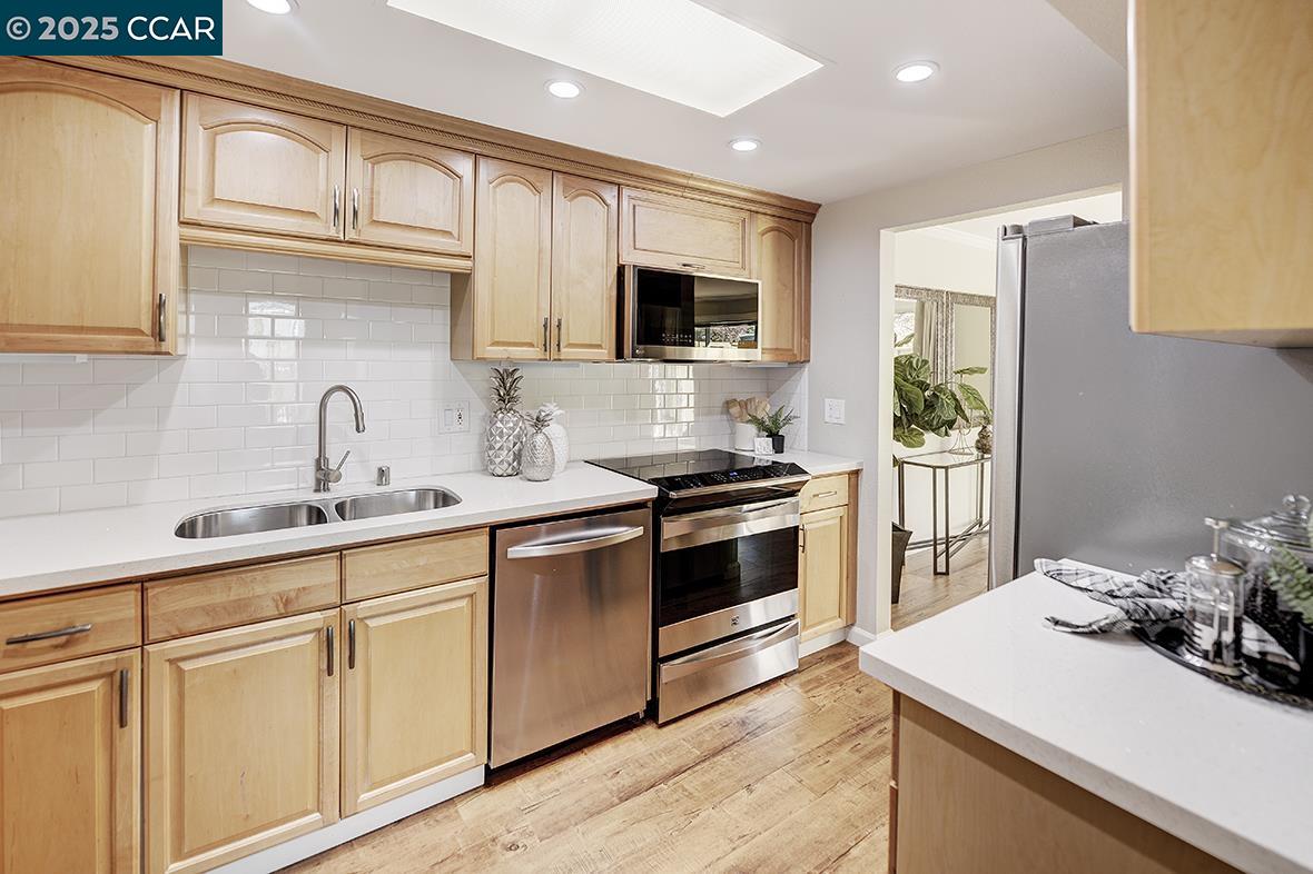 Detail Gallery Image 14 of 54 For 2424 Tice Creek Dr. #2,  Walnut Creek,  CA 94595 - 2 Beds | 2 Baths