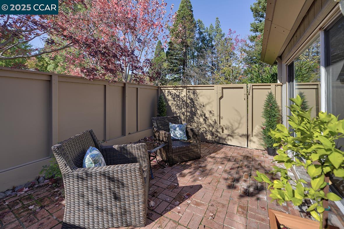 Detail Gallery Image 7 of 54 For 2424 Tice Creek Dr. #2,  Walnut Creek,  CA 94595 - 2 Beds | 2 Baths