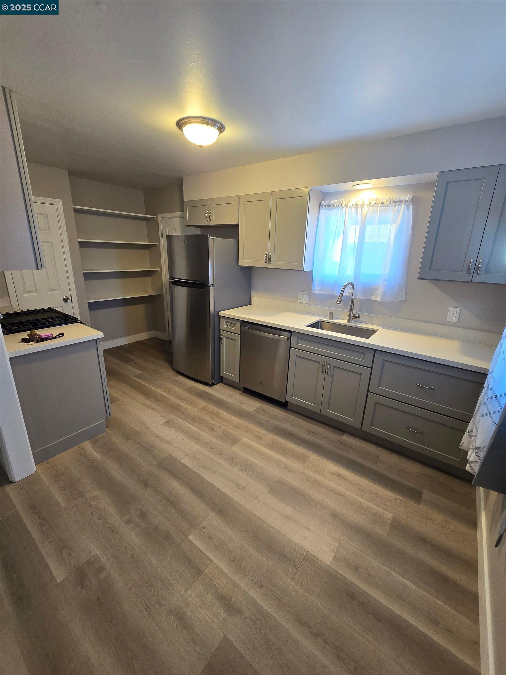 Detail Gallery Image 3 of 10 For 4370 Harmon Rd, El Sobrante,  CA 94803 - 3 Beds | 1 Baths