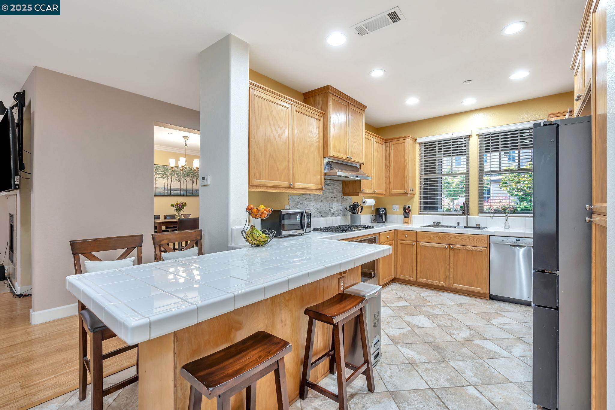 Detail Gallery Image 14 of 60 For 2036 Serra Ln, Hercules,  CA 94547 - 4 Beds | 2/1 Baths