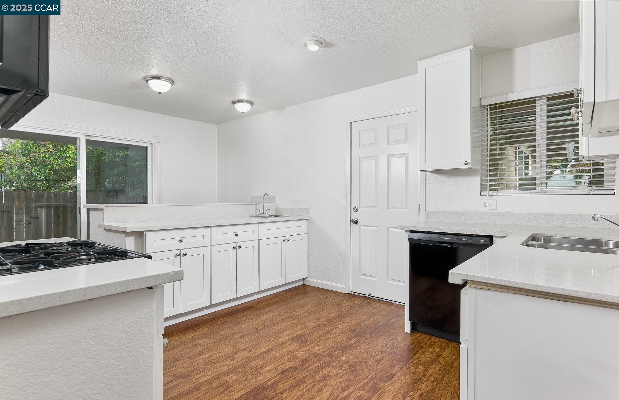 Detail Gallery Image 2 of 20 For 1878 Southwood Dr, Vacaville,  CA 95687 - 3 Beds | 2 Baths