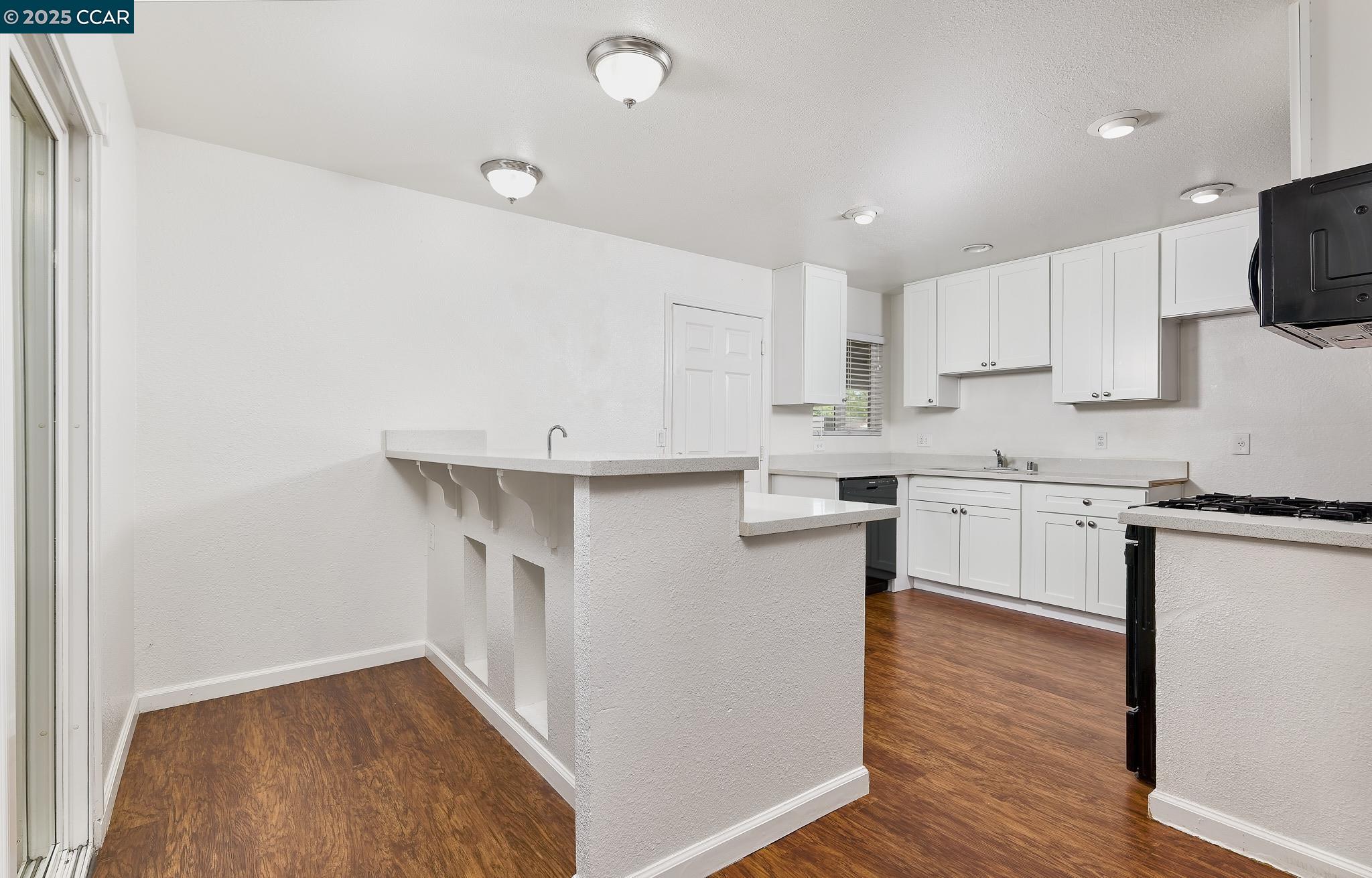 Detail Gallery Image 4 of 20 For 1878 Southwood Dr, Vacaville,  CA 95687 - 3 Beds | 2 Baths