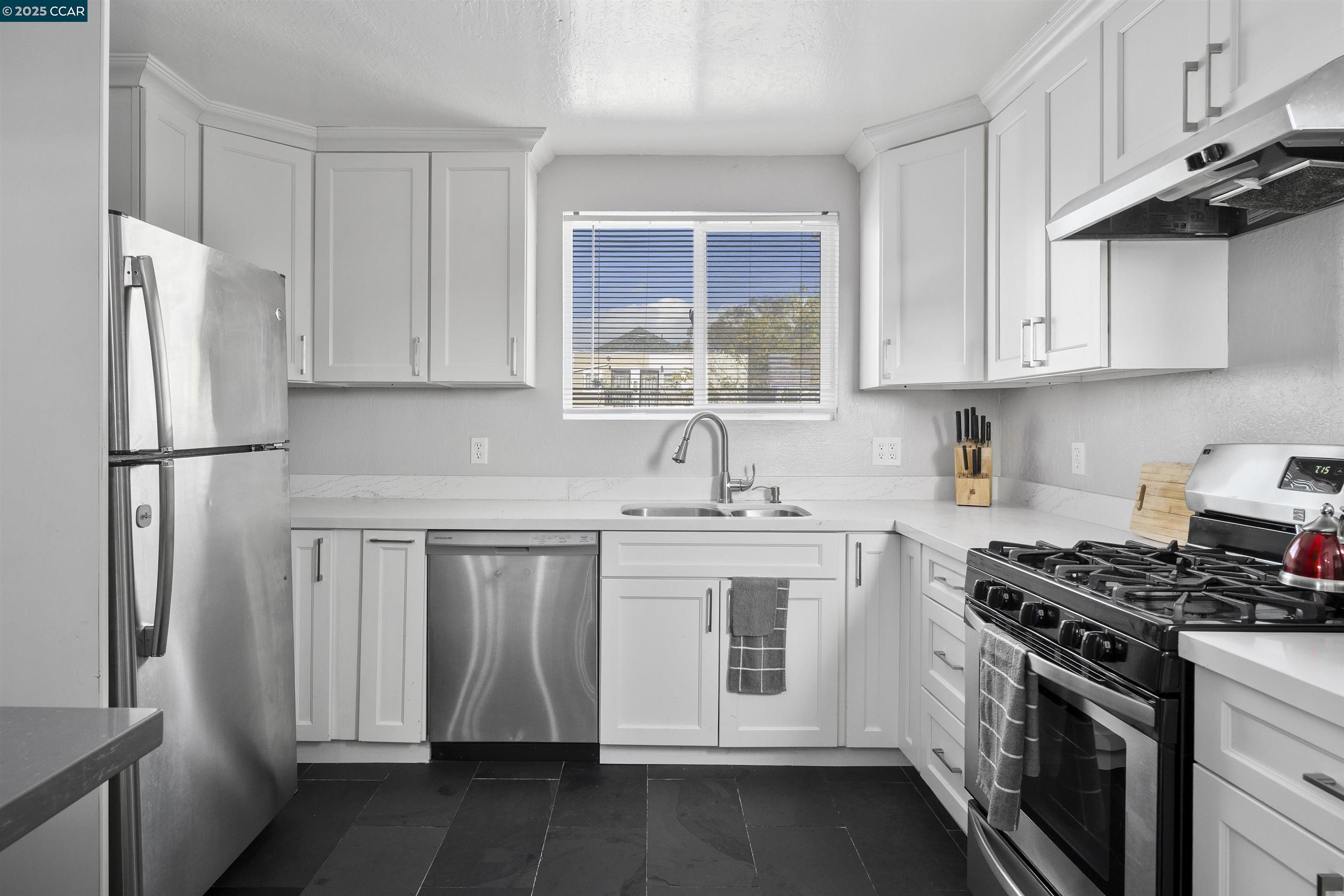 Detail Gallery Image 13 of 41 For 874 36th Street, Oakland,  CA 94608 - – Beds | – Baths