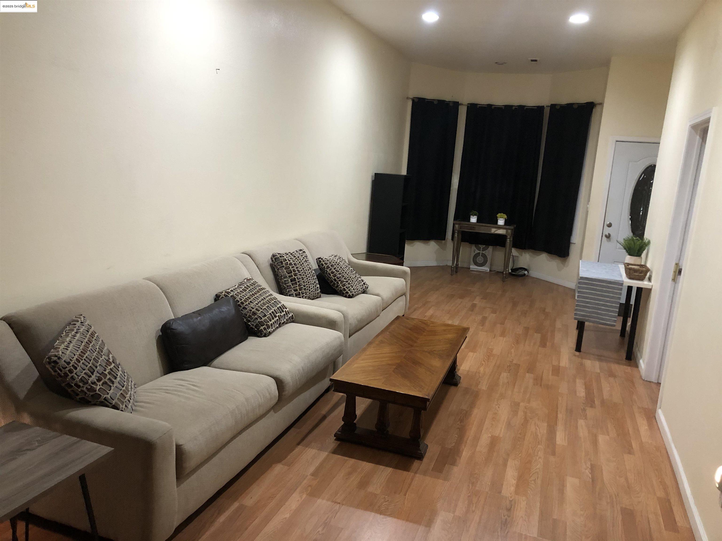 Detail Gallery Image 5 of 8 For 3433 Haven Downstairs #1 Downstairs #1,  Oakland,  CA 94608 - 1 Beds | 1 Baths