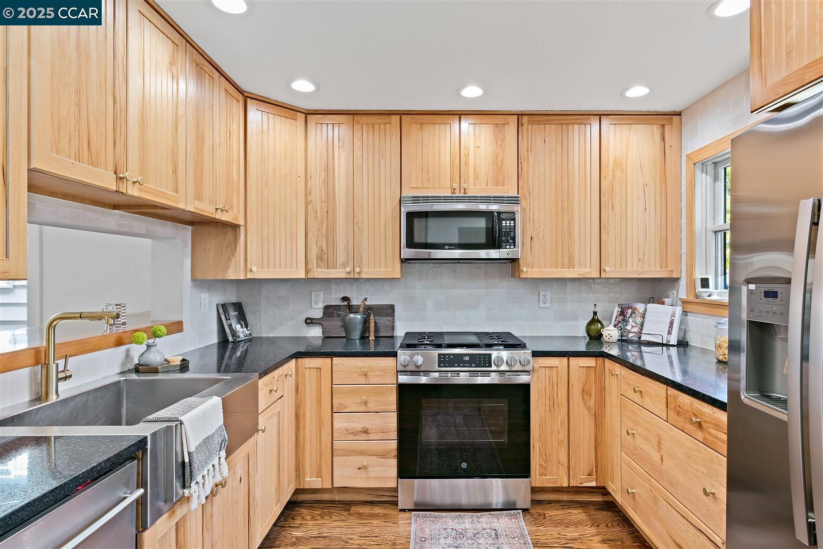 Detail Gallery Image 10 of 58 For 2703 Mathews St, Berkeley,  CA 94702 - 4 Beds | 4 Baths