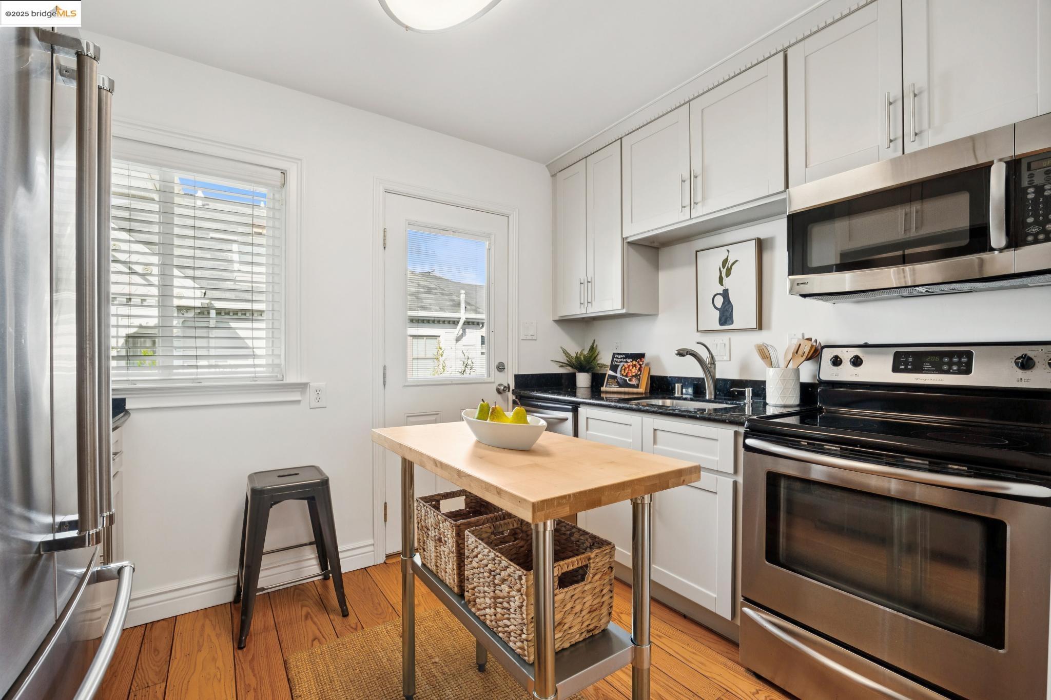 Detail Gallery Image 3 of 10 For 1609 Bonita Ave #3,  Berkeley,  CA 94709 - 2 Beds | 1 Baths