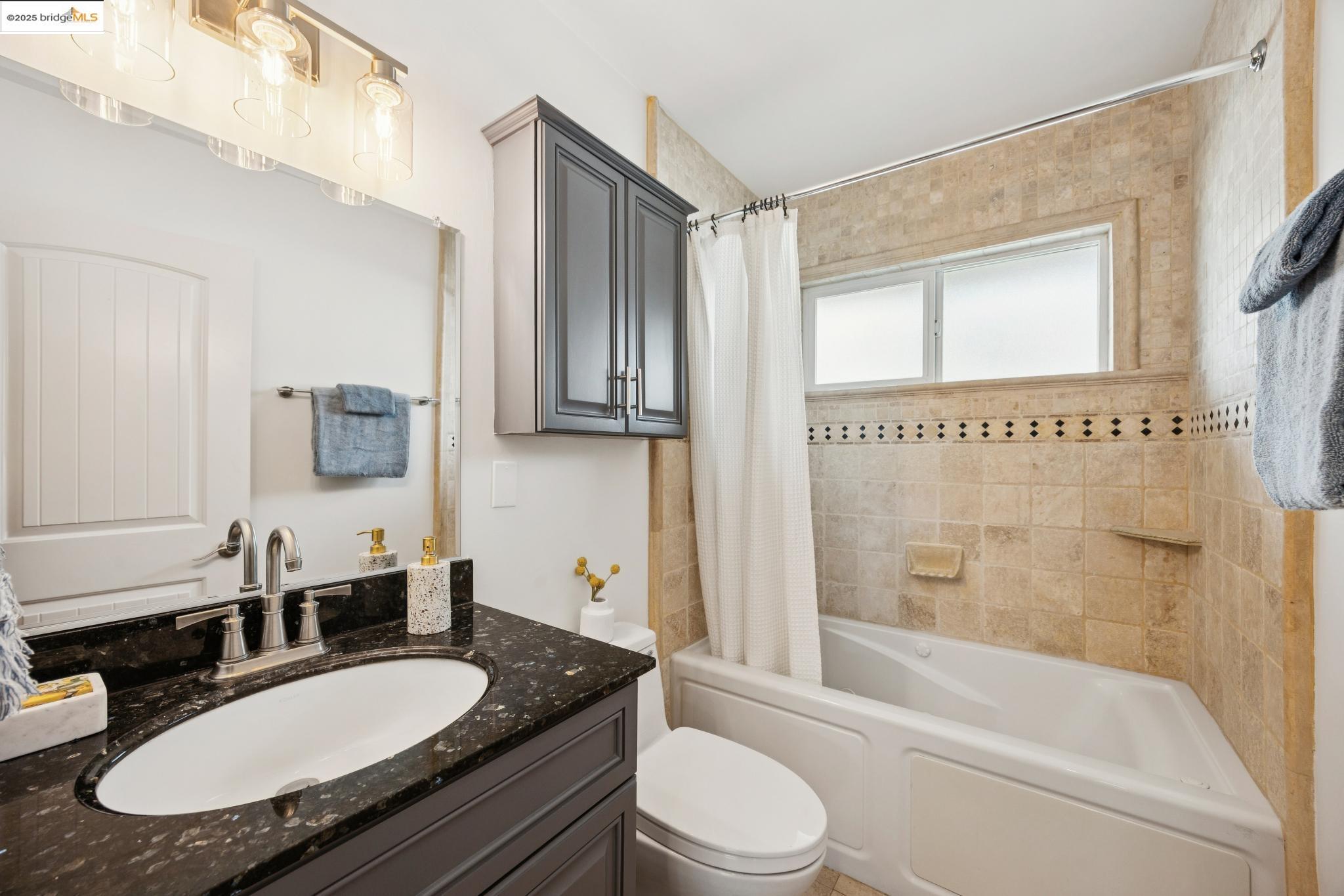 Detail Gallery Image 9 of 10 For 1609 Bonita Ave #3,  Berkeley,  CA 94709 - 2 Beds | 1 Baths