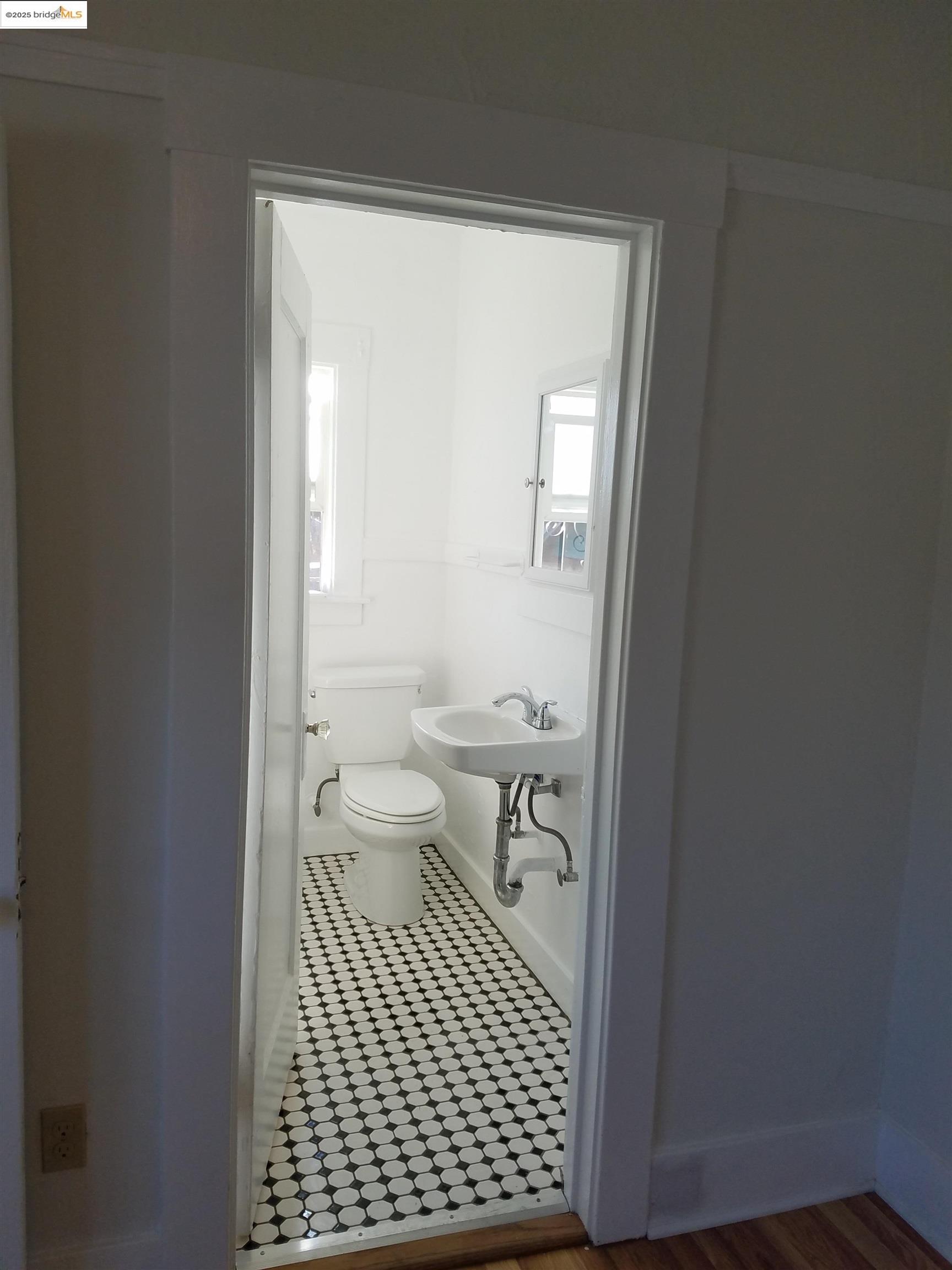 Detail Gallery Image 5 of 9 For 21st St #1327,  Oakland,  CA 94606 - 0 Beds | 1 Baths