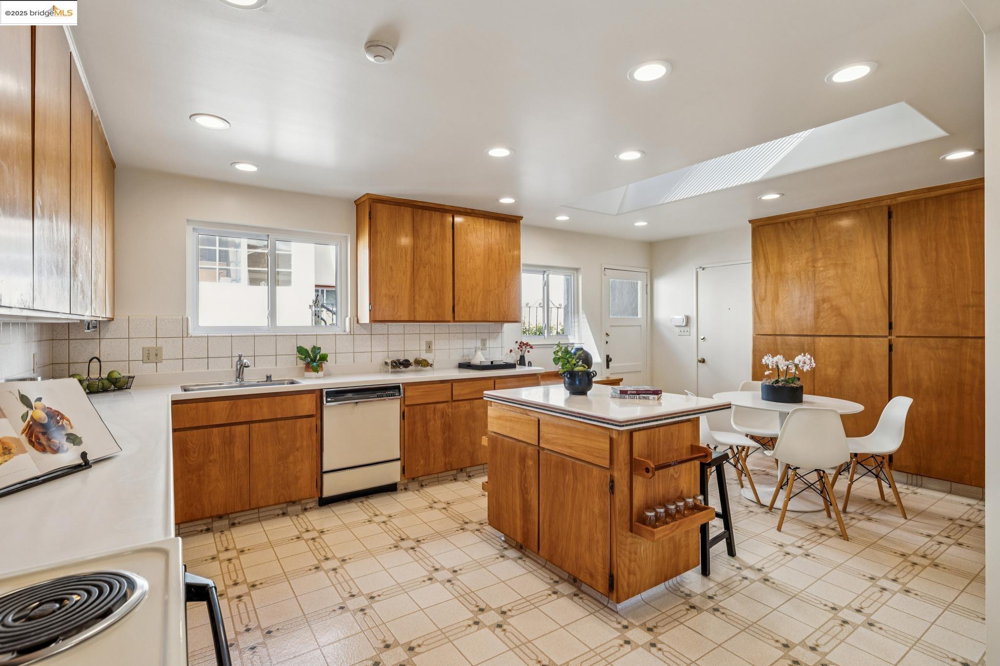 Detail Gallery Image 24 of 57 For 256 Cambridge Ave, Kensington,  CA 94708 - 4 Beds | 4 Baths