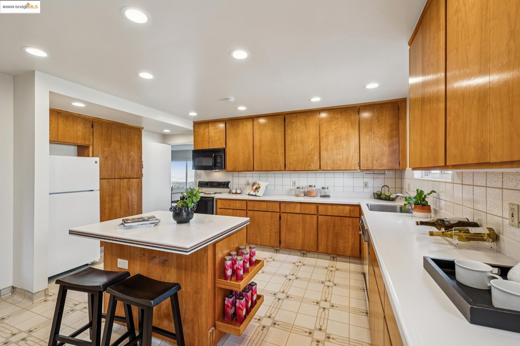 Detail Gallery Image 25 of 57 For 256 Cambridge Ave, Kensington,  CA 94708 - 4 Beds | 4 Baths