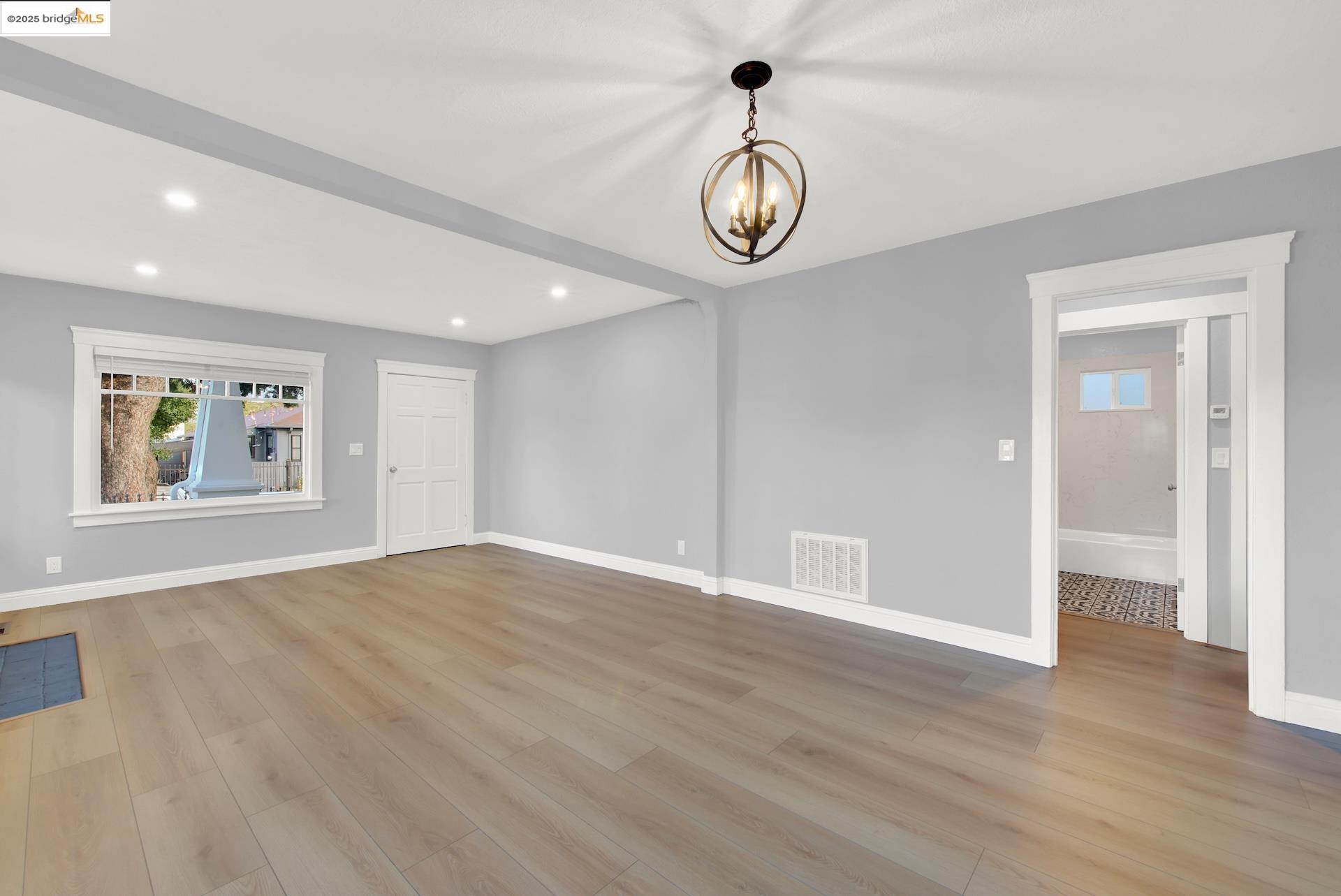 Detail Gallery Image 6 of 59 For 1418 102nd Ave, Oakland,  CA 94603 - 2 Beds | 1 Baths