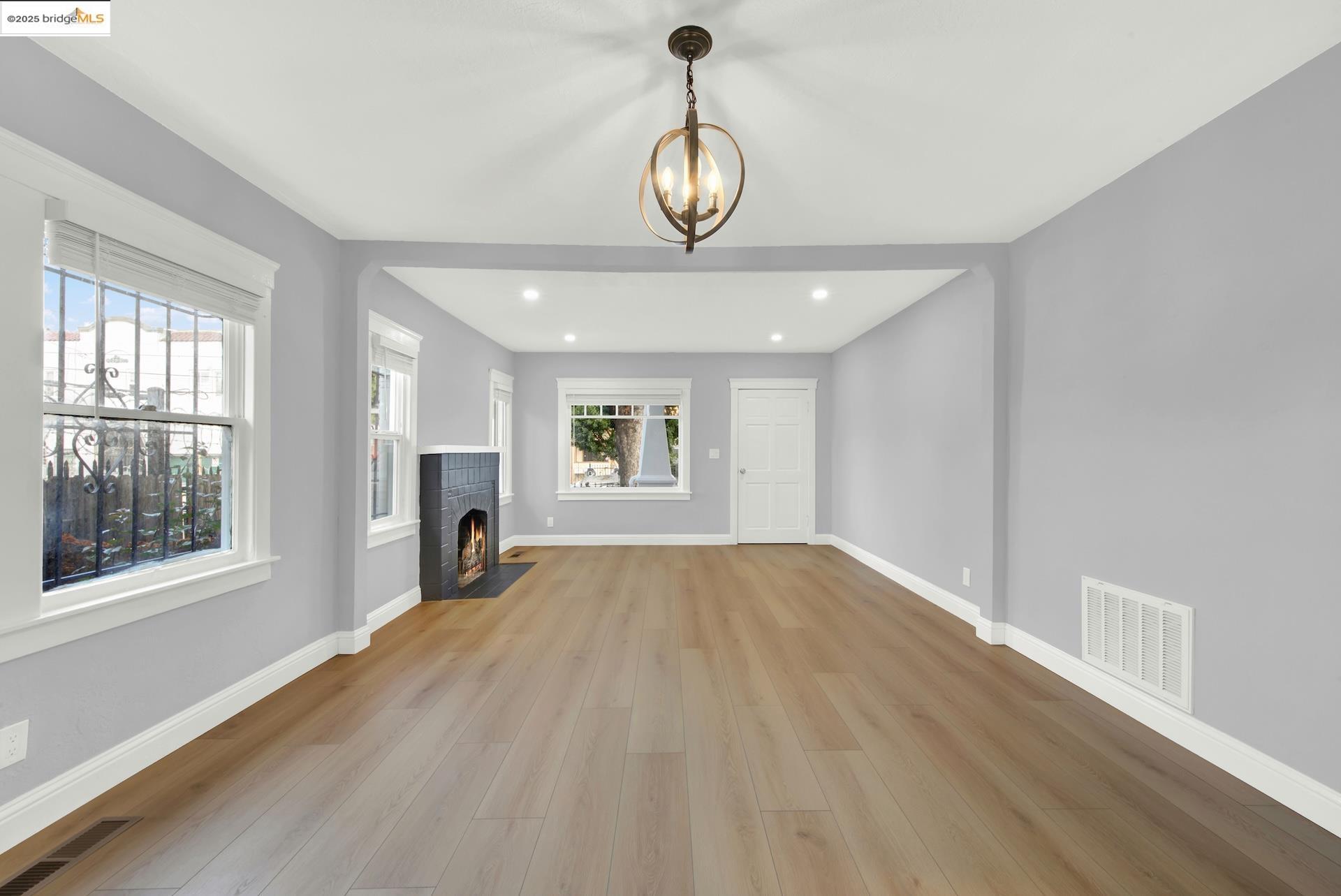 Detail Gallery Image 7 of 59 For 1418 102nd Ave, Oakland,  CA 94603 - 2 Beds | 1 Baths