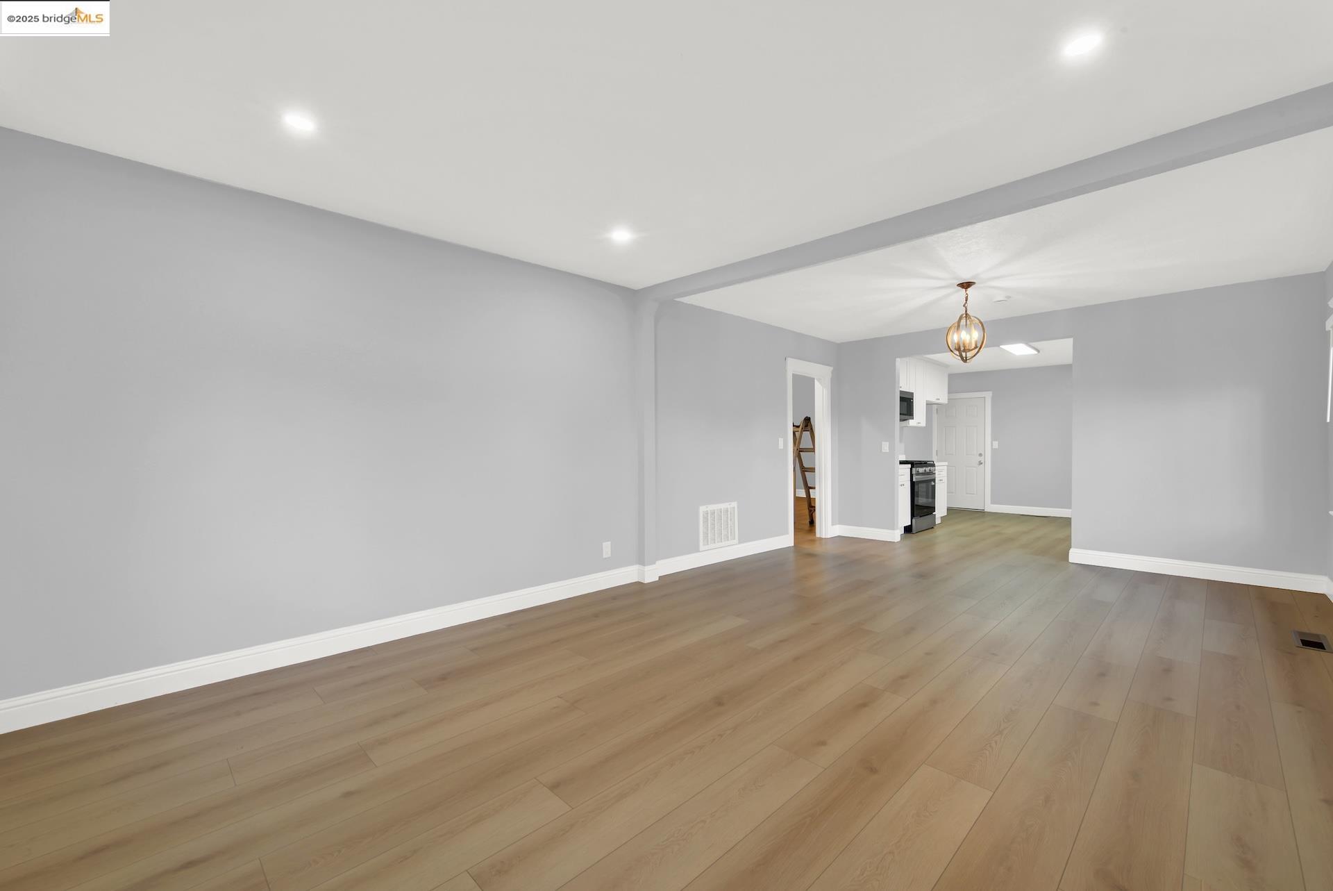 Detail Gallery Image 9 of 59 For 1418 102nd Ave, Oakland,  CA 94603 - 2 Beds | 1 Baths