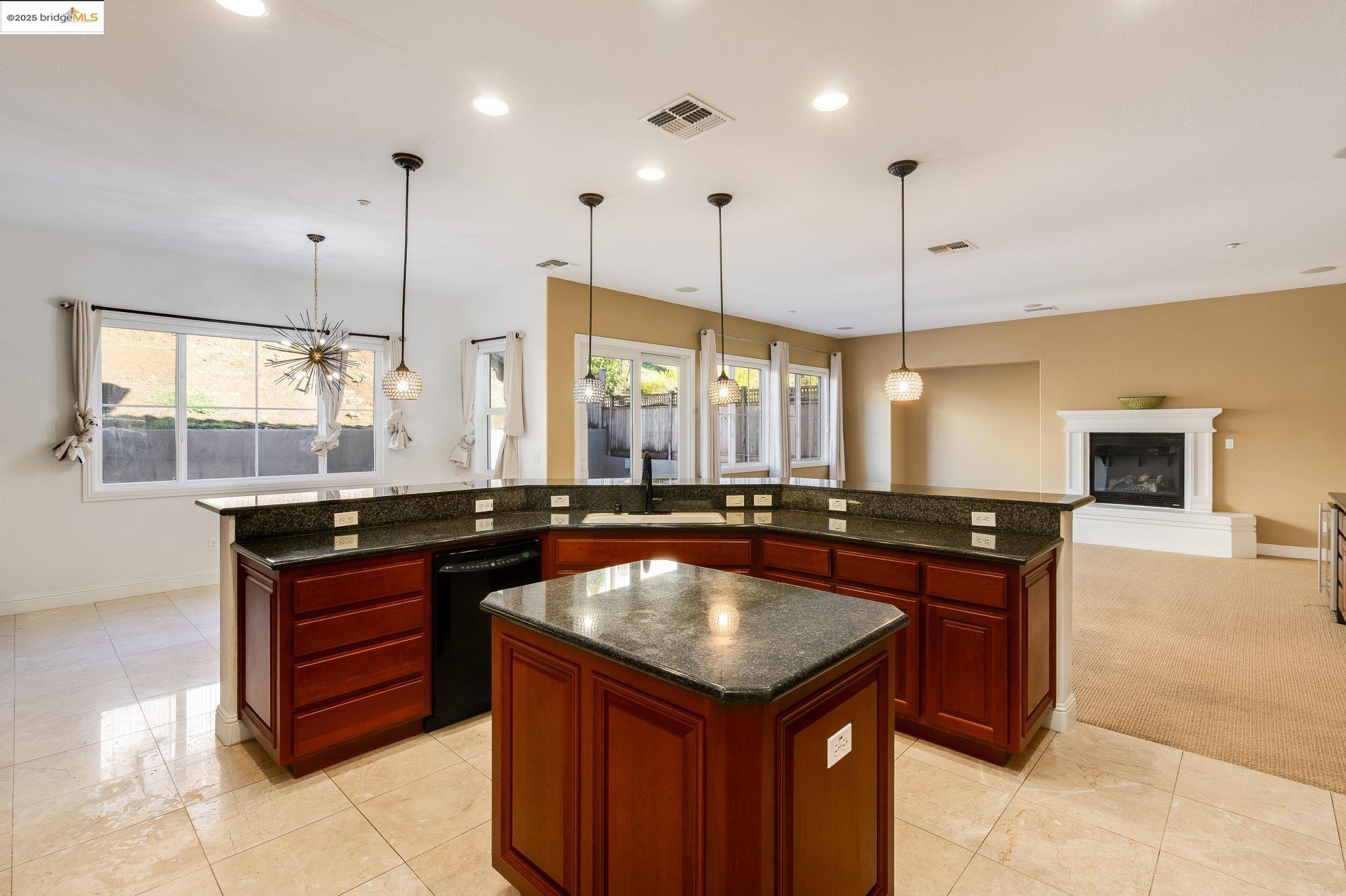 Detail Gallery Image 12 of 46 For 30 Arundel Dr, Hayward,  CA 94542 - 4 Beds | 4 Baths