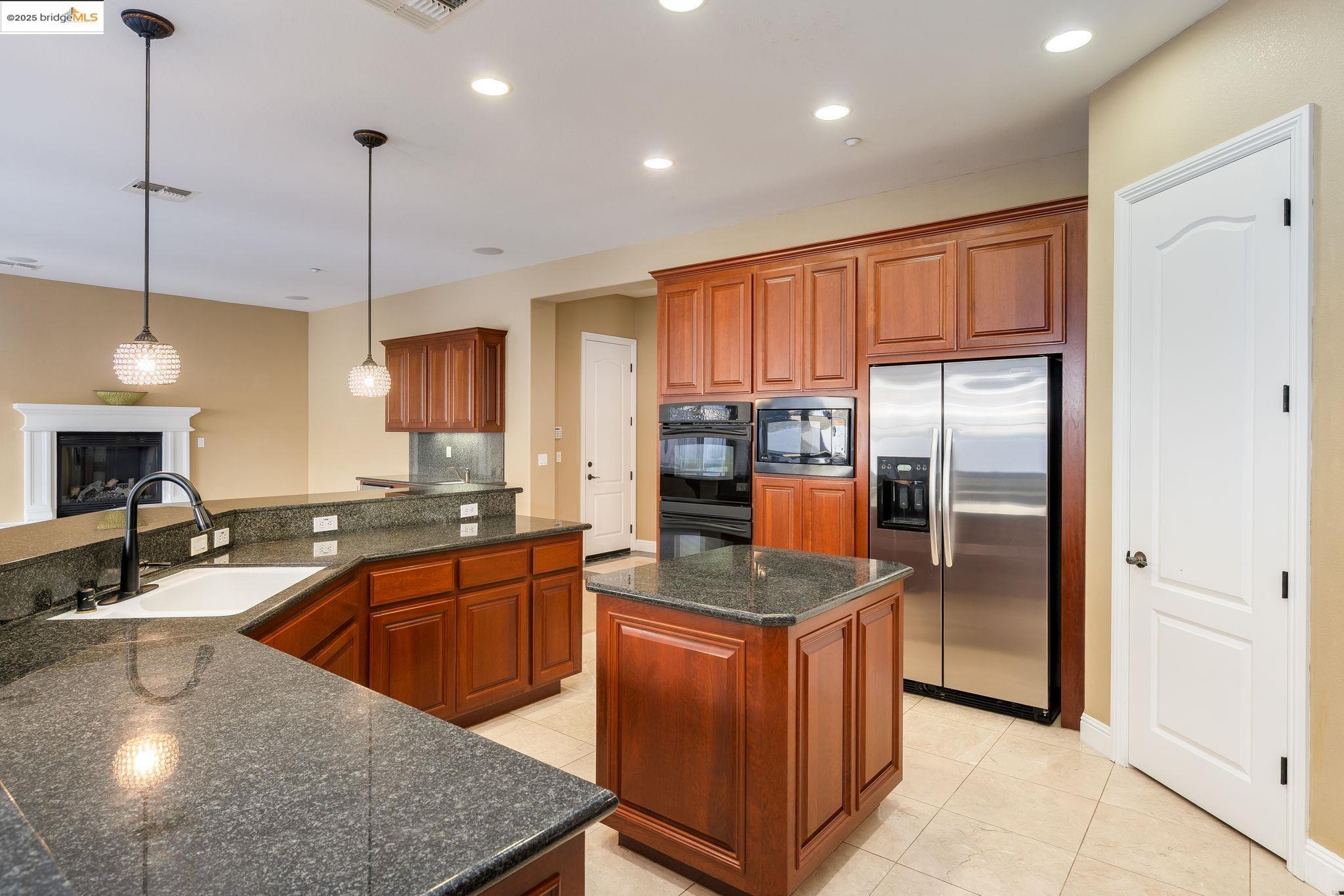 Detail Gallery Image 13 of 46 For 30 Arundel Dr, Hayward,  CA 94542 - 4 Beds | 4 Baths