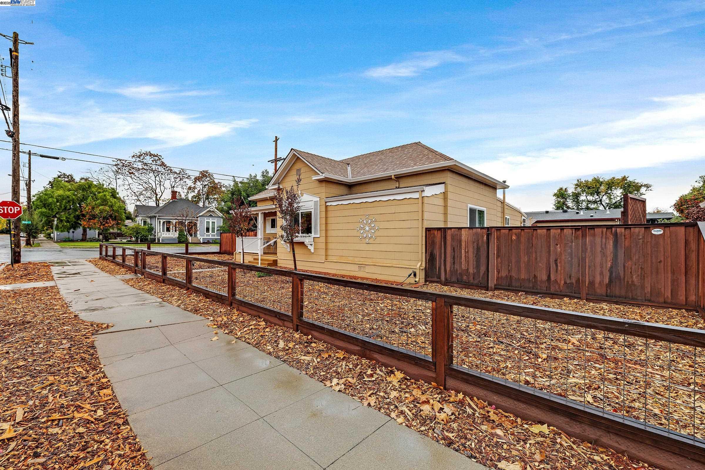 Detail Gallery Image 2 of 36 For 589 S M St, Livermore,  CA 94550 - 3 Beds | 2 Baths