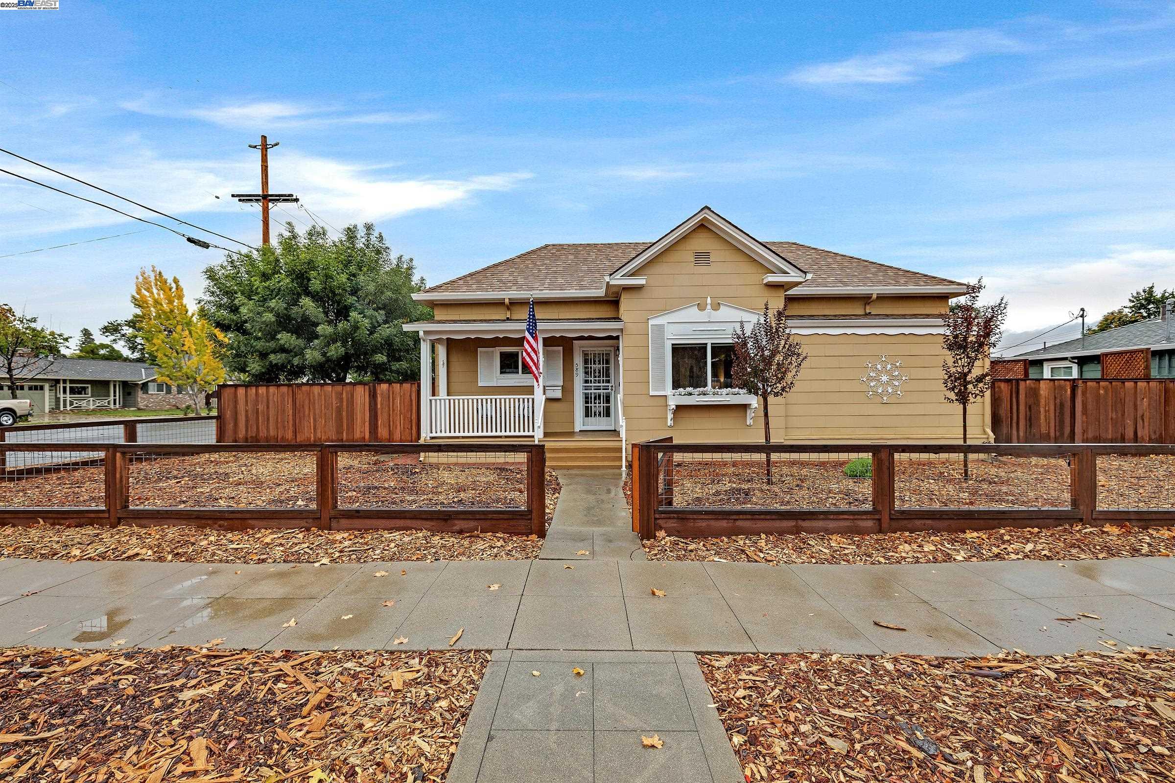 Detail Gallery Image 4 of 36 For 589 S M St, Livermore,  CA 94550 - 3 Beds | 2 Baths