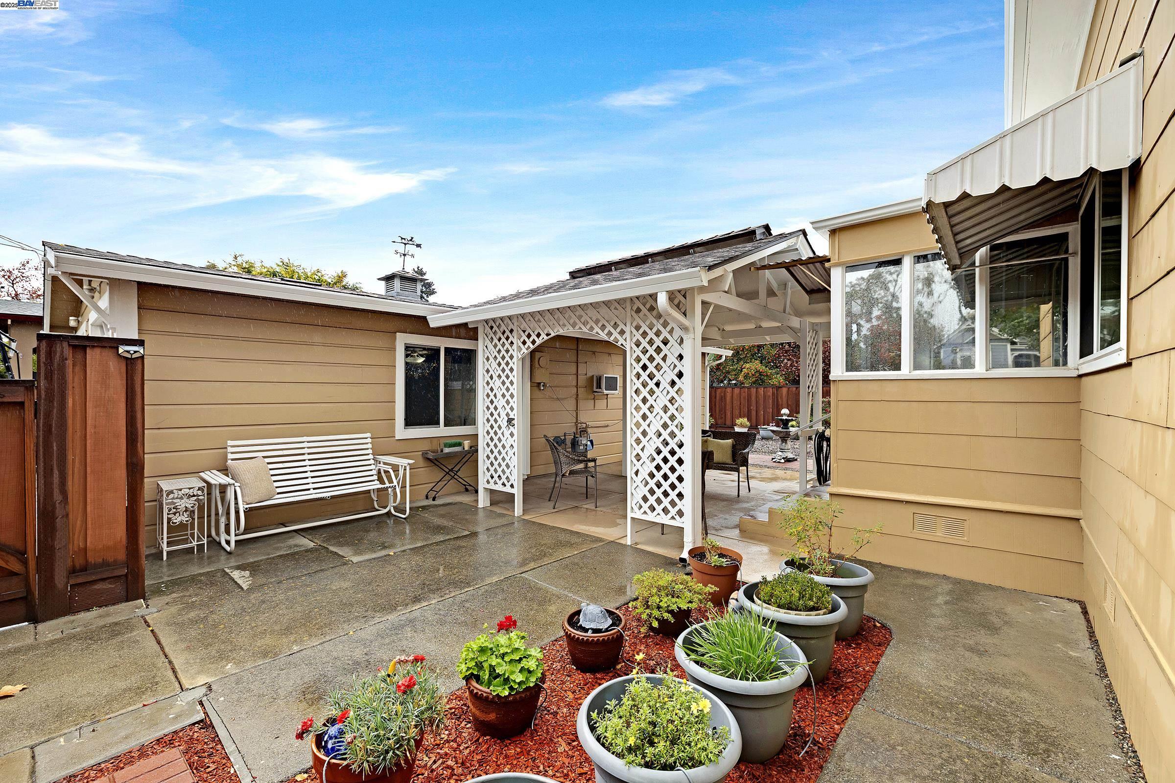 Detail Gallery Image 8 of 36 For 589 S M St, Livermore,  CA 94550 - 3 Beds | 2 Baths